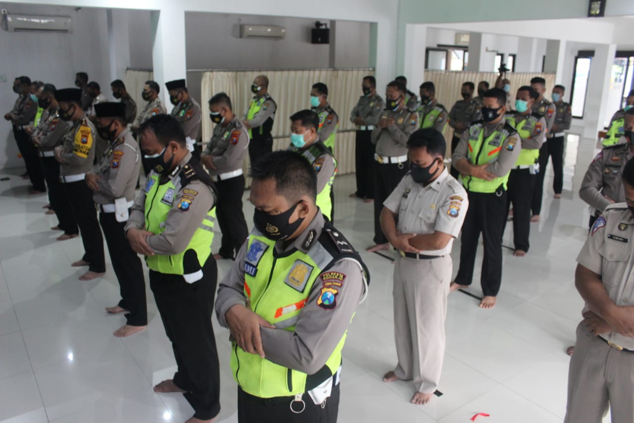 Satlantas Polresta Sidoarjo menggelar salat gaib mendoakan korban pesawat Sriwijaya Air SJ 182, Senin (11/1/2021).
