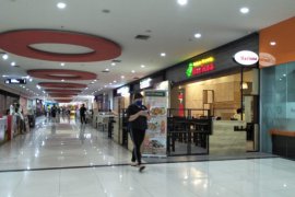 Suasana di pusat perbelanjaan ketika PPKM