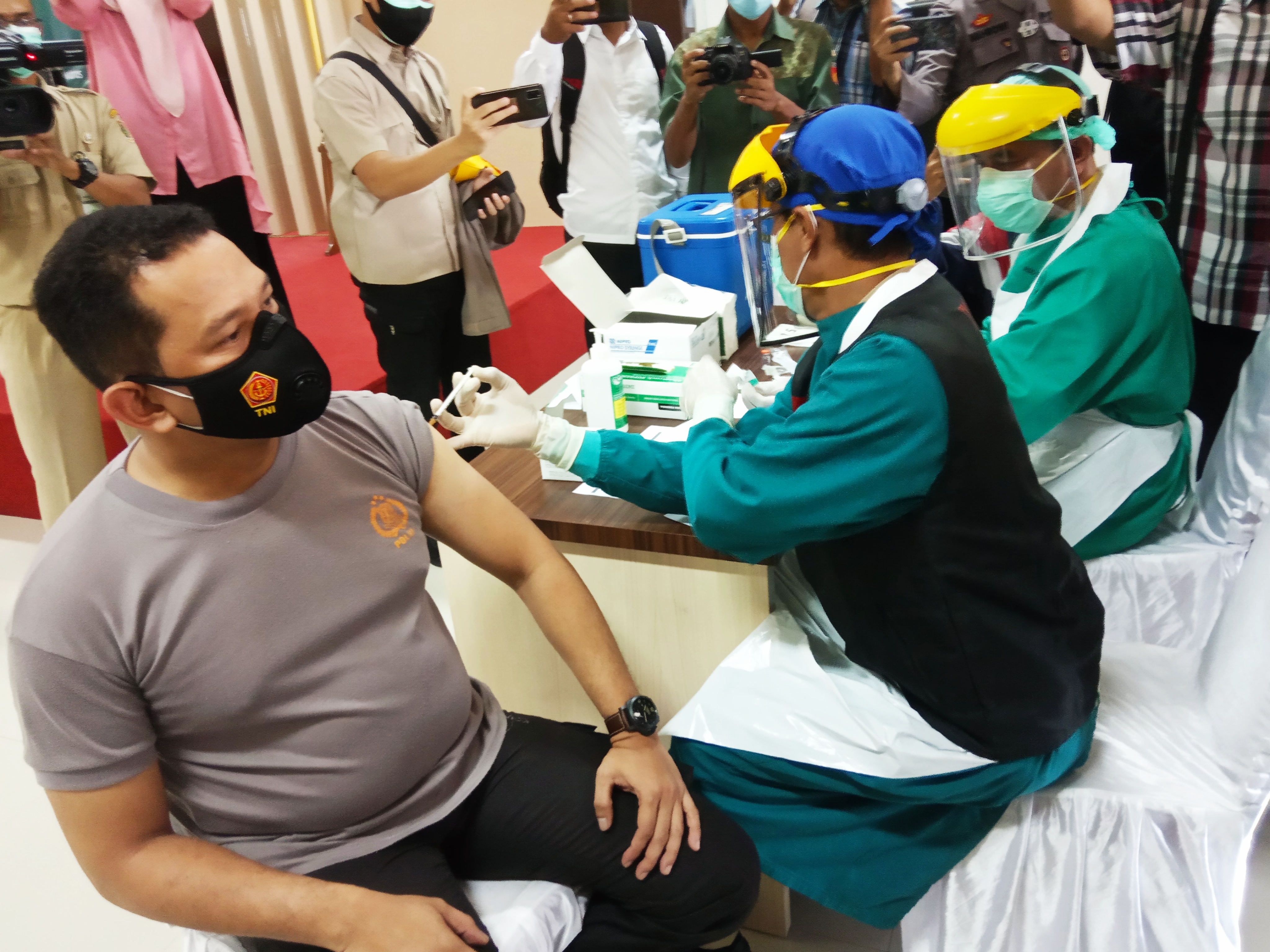 Kapolres Klaten AKB Edy Suranta Sitepu saat divaksinasi covid-19 di RSD Bagas Waras, Klaten, Jawa Tengah (foto ilustrasi)