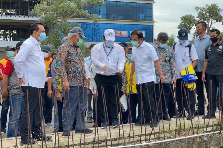 Menteri ATR/Kepala BPN Sofyan A Djalil dan Menteri PUPR Basuki Hadimuljono di Grand Kota Bintang, Kota Bekasi, Rabu (27/1).