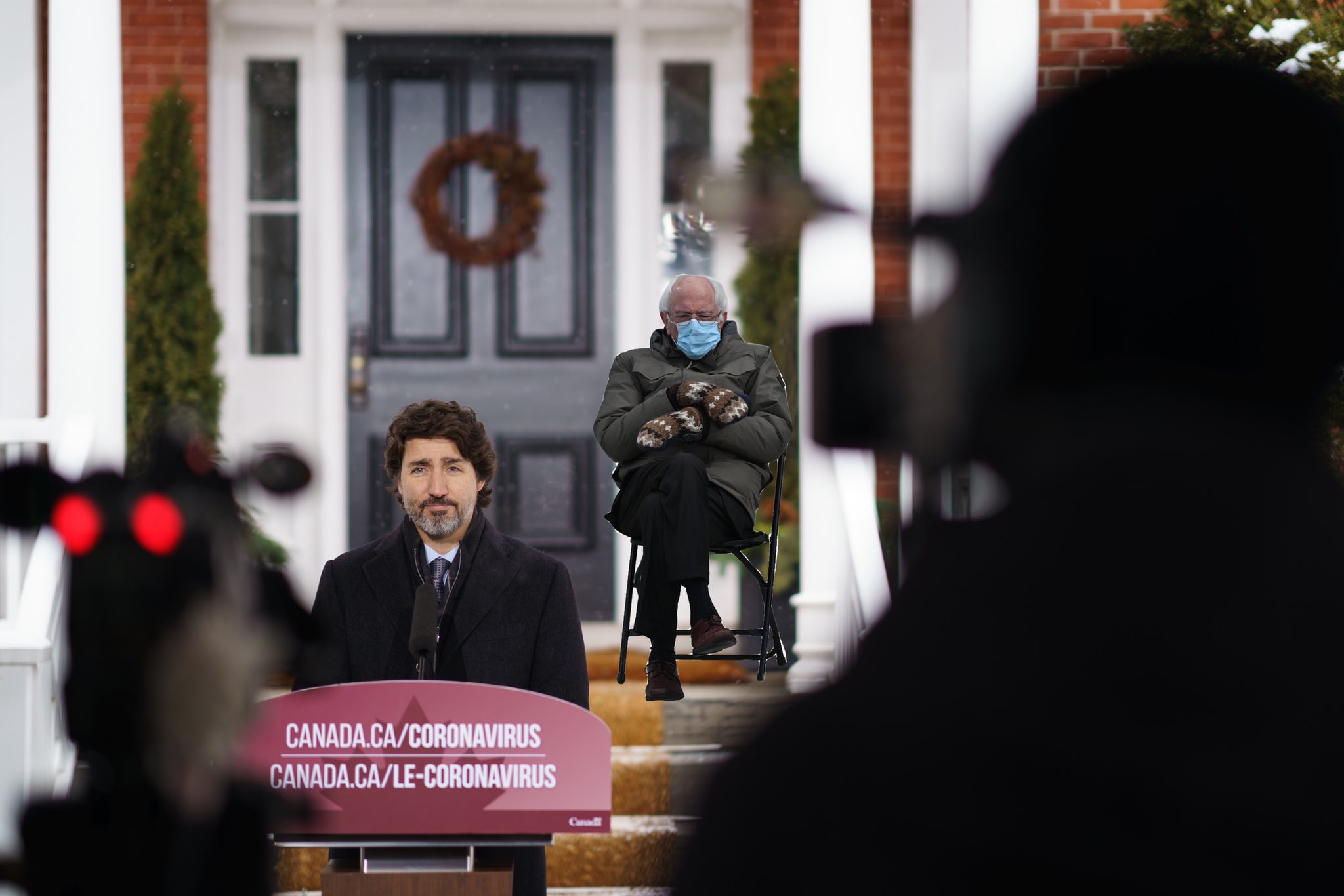 Perdana Menteri Kanada Justin Trudeau menampilkan meme Bernie Sanders di foto konferensi pers dirinya di Twitter.