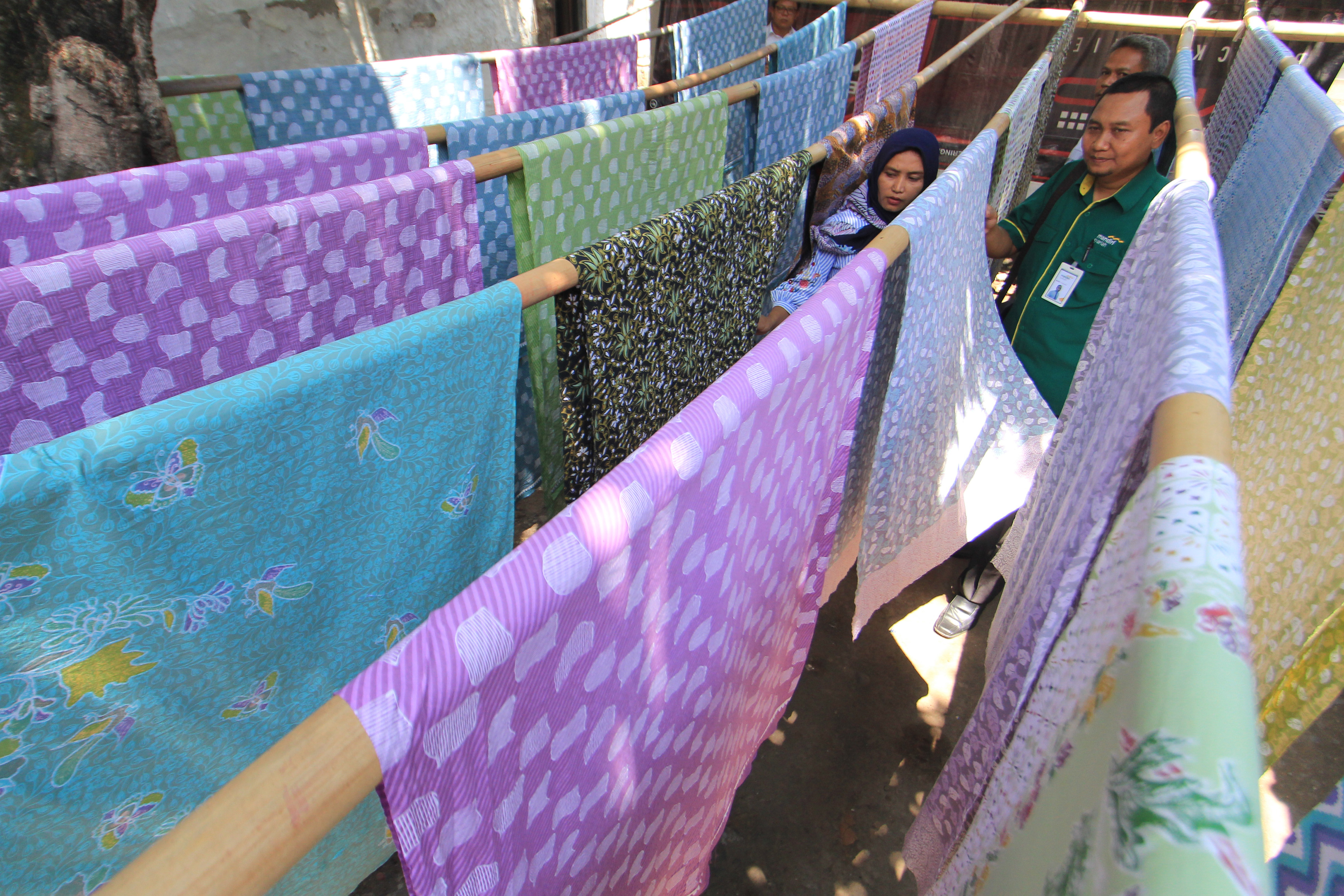  Petugas PT Bank Syariah Mandiri berbincang dengan nasabah UKM perajin batik binaan di Desa Tengah Tani, Plered, Cirebon, 2018.