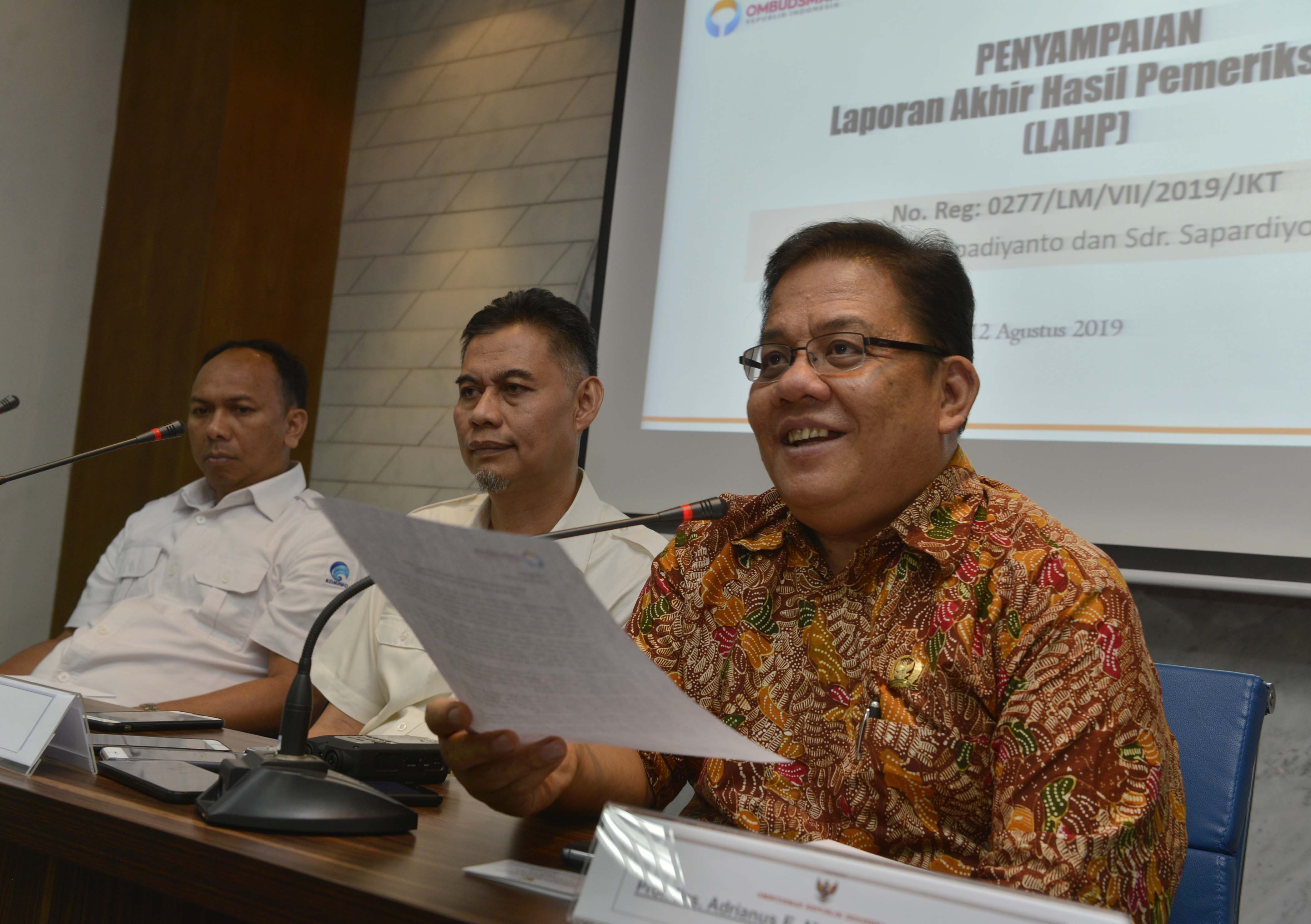 Anggota ORI Adrianus Meliala (baju batik).