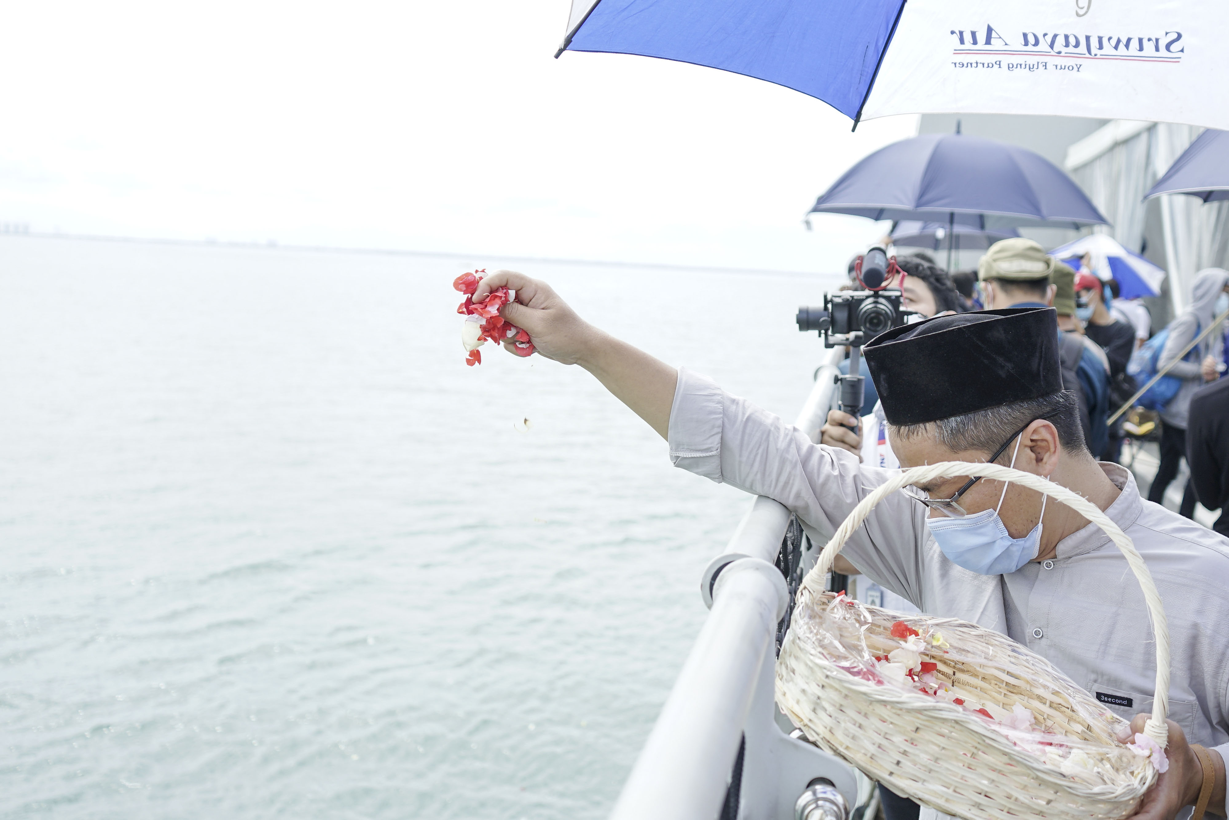 Keluarga korban menabur bunga di lokasi jatuhnya pesawat Sriwijaya Air SJ182 dari geladak KRI Semarang-594.