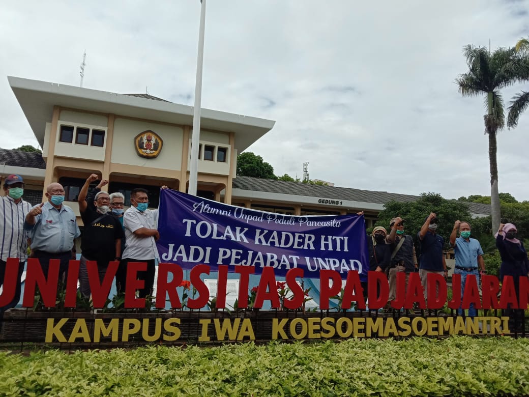 Alumni unpad peduli pancasila menyayangkan adanya kader hti yangsempat dilantikan menjadi wakil dekan.