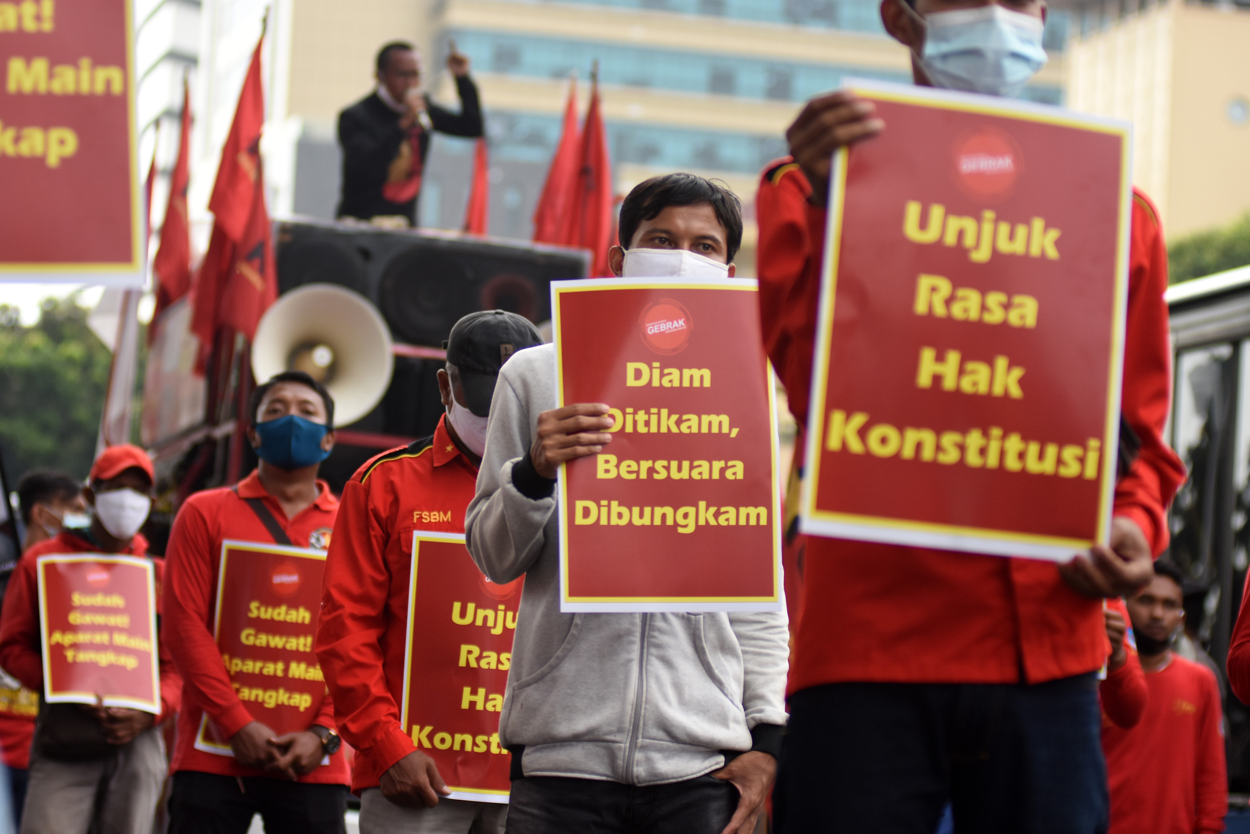 Massa dari Gerakan Buruh bersama Rakyat membawa poster saat berunjuk rasa