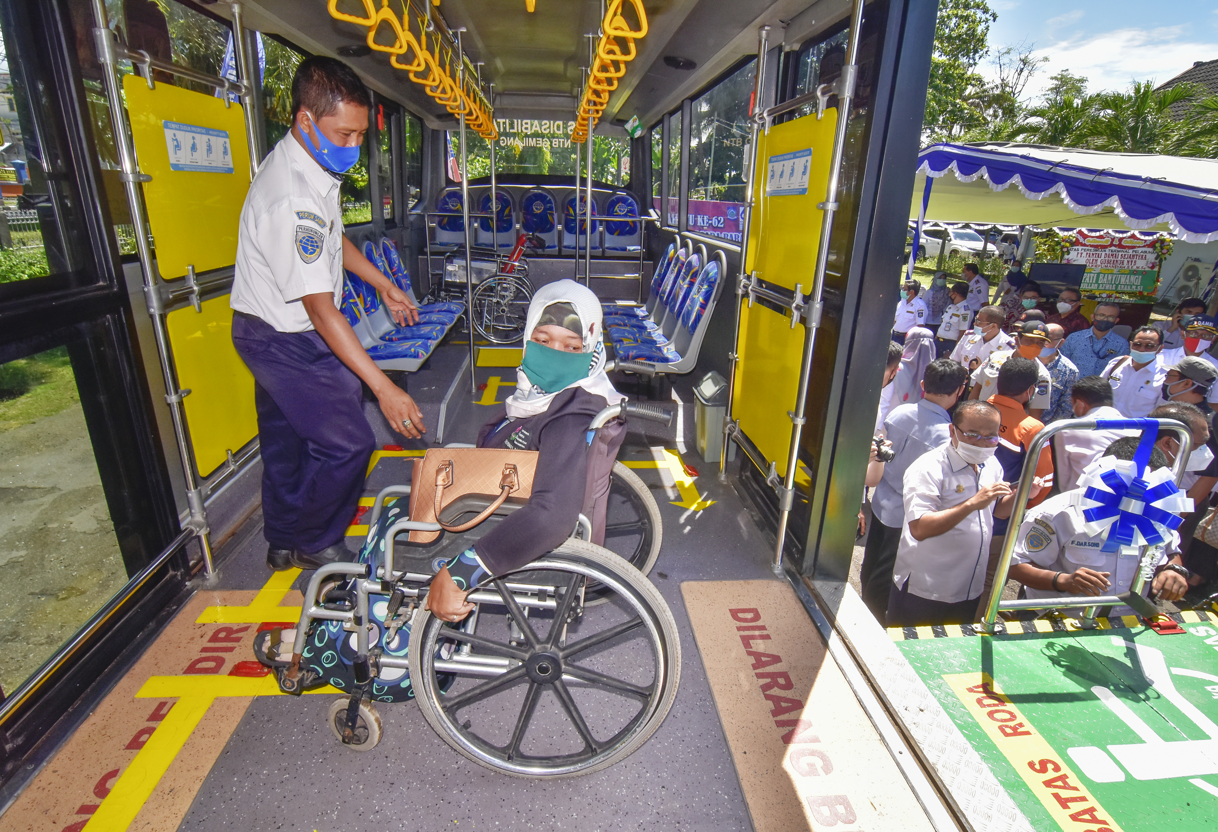 BUS DISABILITAS: Petugas membantu penumpang menaiki Bus Disabilitas saat peresmian beroperasinya di Mataram, NTB.