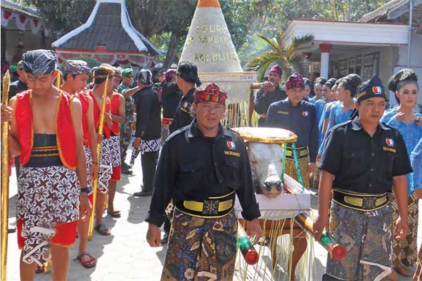 Prosesi dari Kantor Desa Tambakrejo pada 2018.