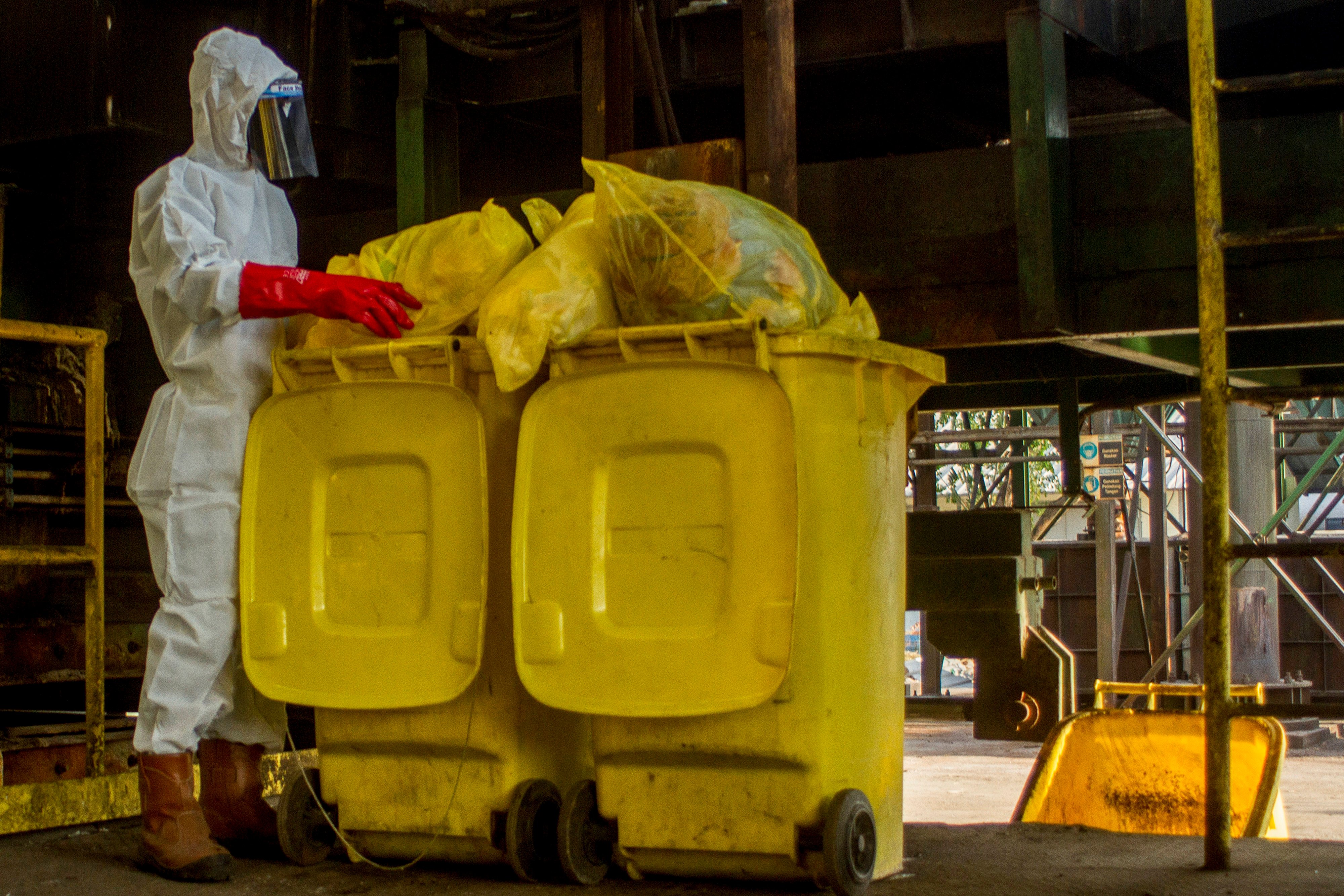  LIMBAH MEDIS INFEKSIUS: Petugas bersiap memroses pembakaran limbah medis dengan menggunakan mesin incinerator di Dawuan, Jawa Barat.