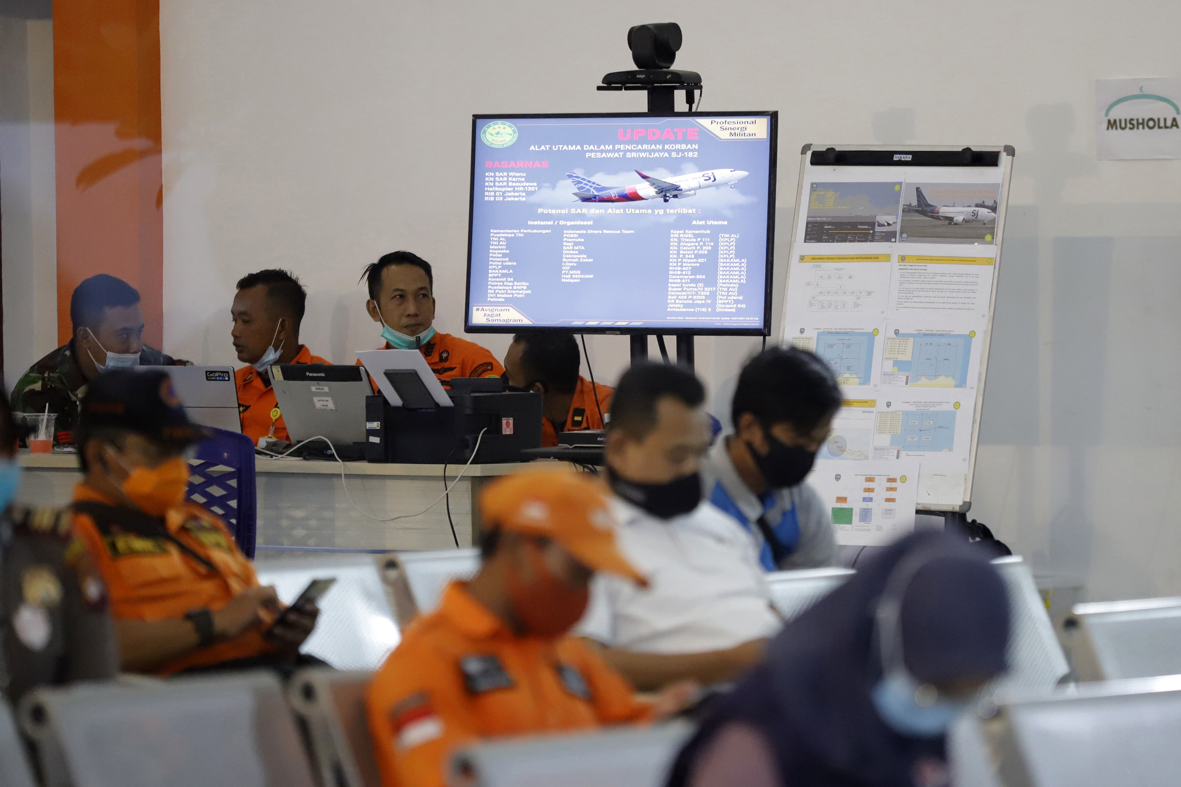 Sejumlah petugas Basarnas Pontianak bersiaga di Crisis Center Sriwijaya Air SJ182 di Bandara Supadio, Kabupaten Kubu Raya, Kalimantan Barat.