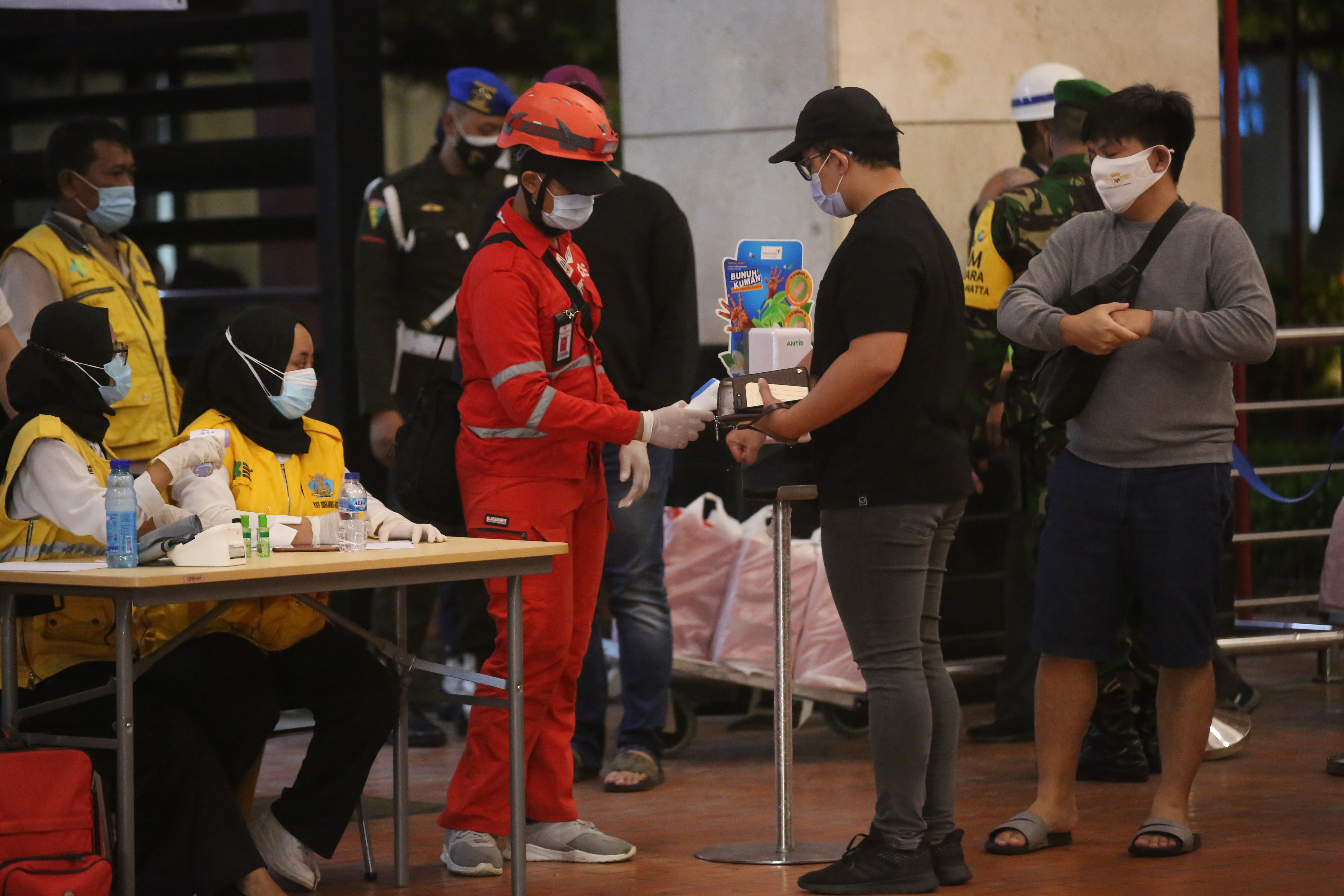 Keluarga dan kerabat korban mendatangii Posko krisis center pesawat Sriwijaya Air SJ 182 di Terminal 2D, Bandara Soekarno Hatta, Tangerang.