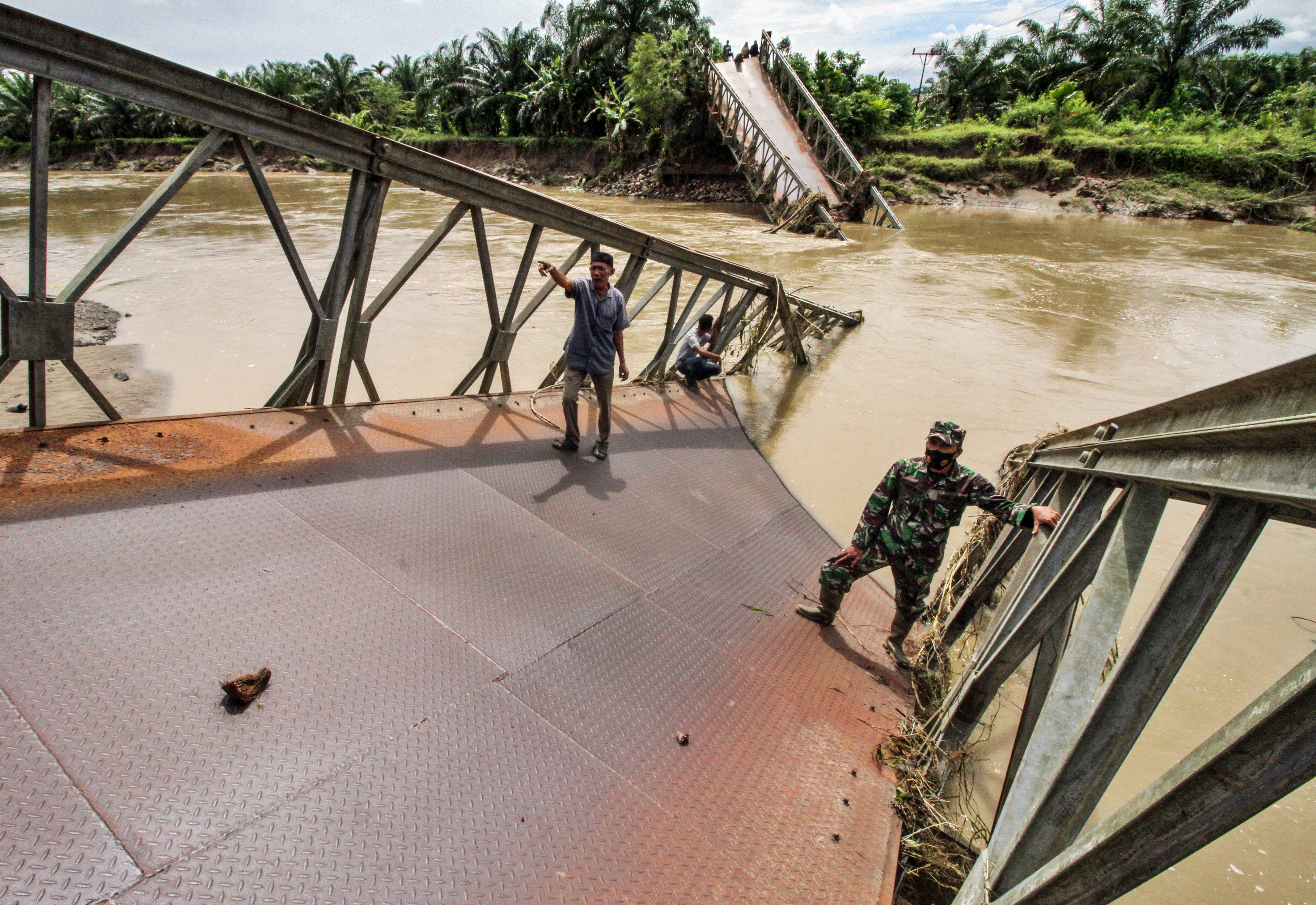 Banjir menyebabkan salah satu jembatan di Aceh Utara rusak dan terputus akhir tahun lalu.
