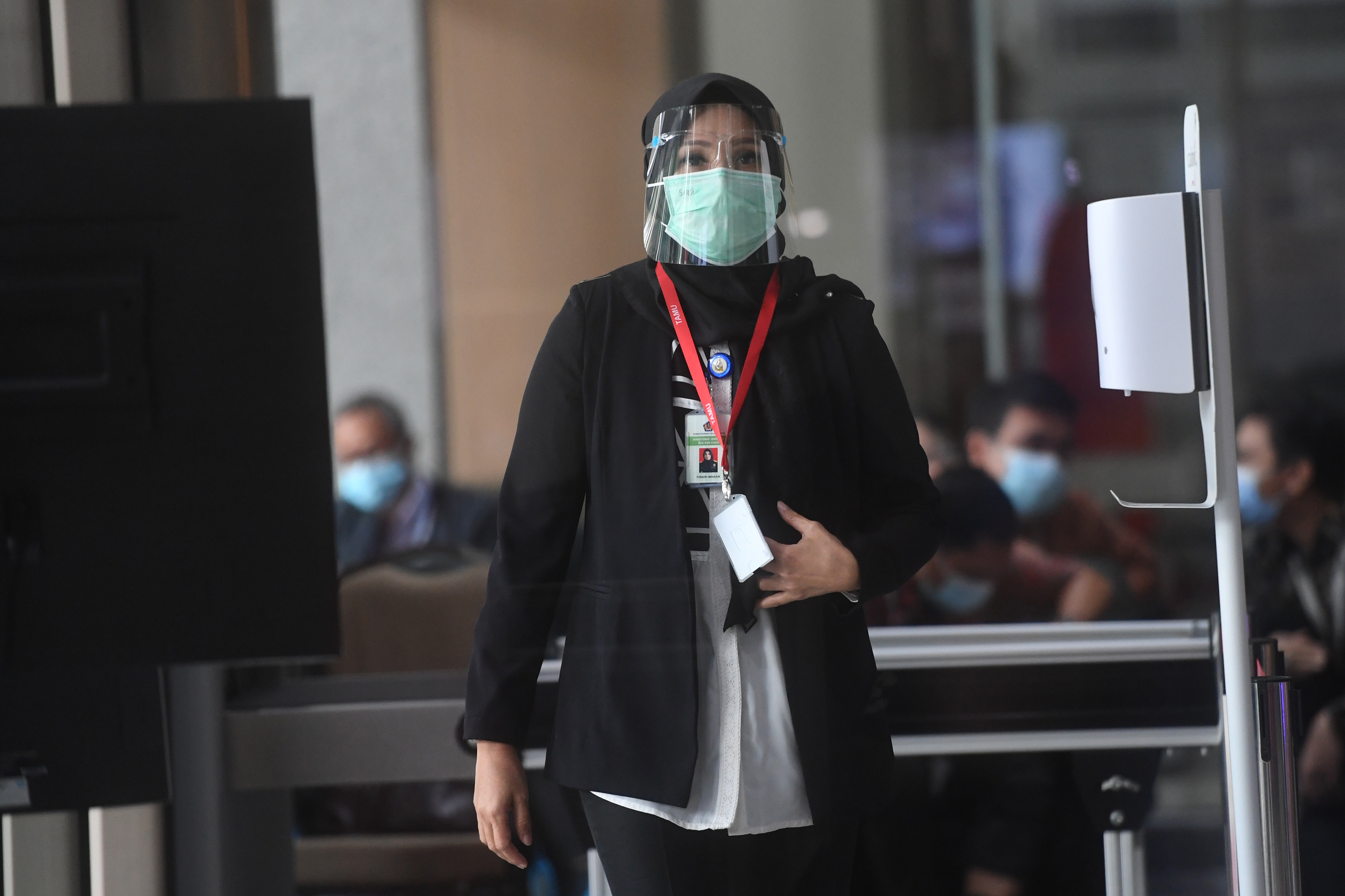 Kepala Kantor Bea Cukai Soekarno-Hatta Finari Manan tiba untuk menjalani pemeriksaan di gedung KPK, Jakarta, Senin (18/1/2021)