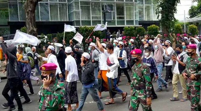 Sejumlah personel Marinir TNI AL berjaga saat massa melakukan demonstrasi 1812 berkonsentrasi di Patung Kuda, Monas.