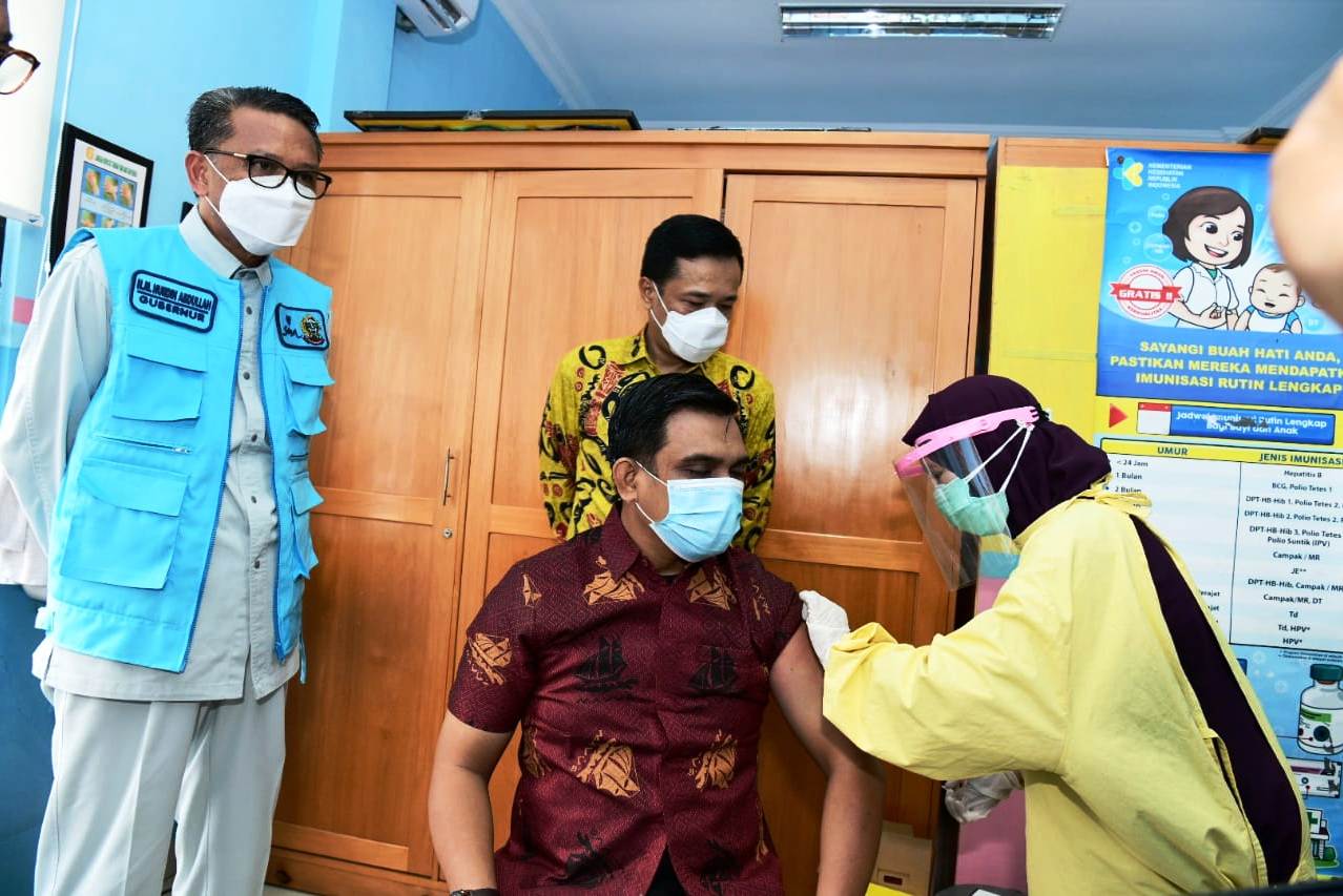 Gubernur Sulsel Nurdin Abdullah meninjau proses vaksinasi di Puskesmas Jongaya, Jalan Andi Tonro Makassar.