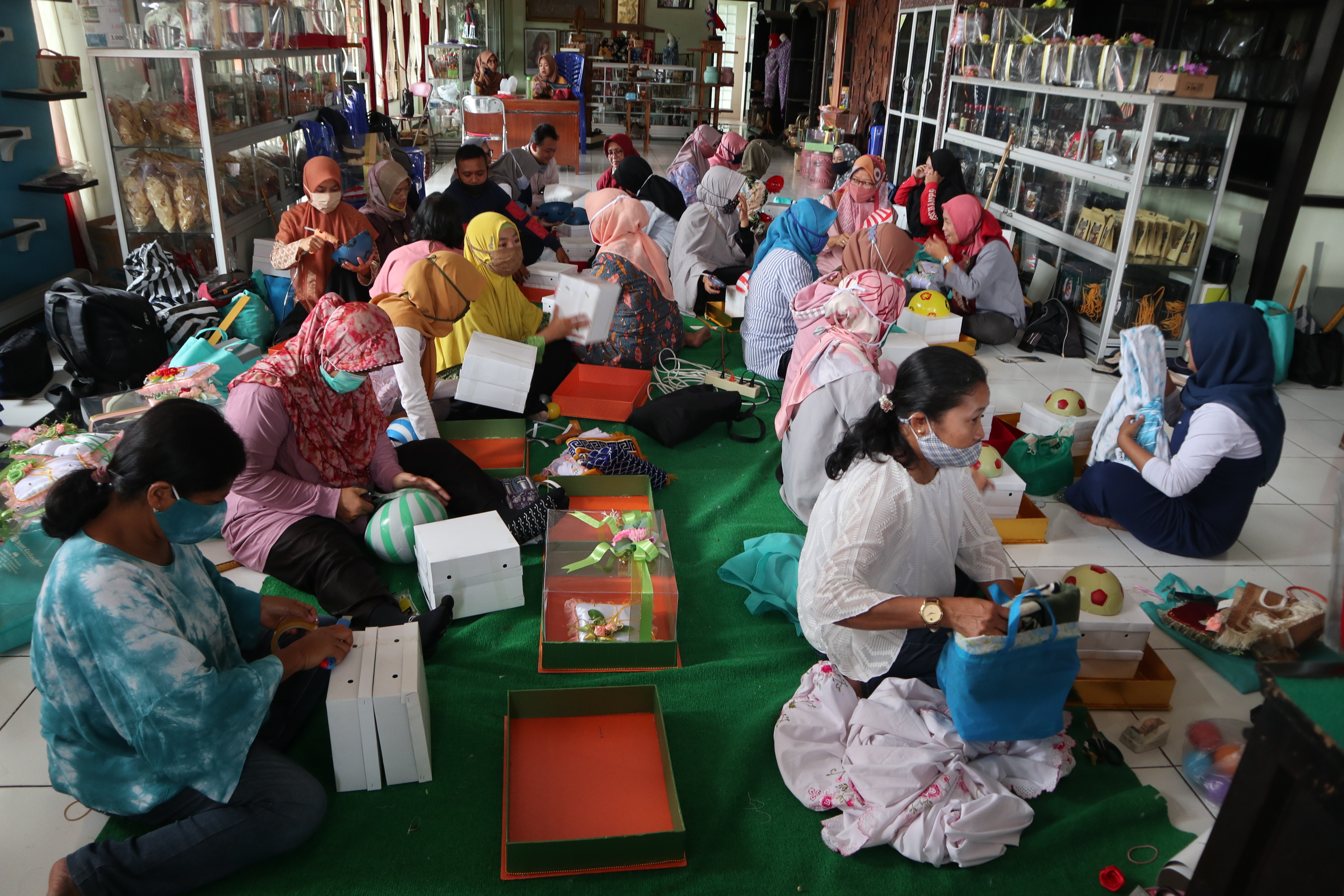 Pelaku usaha kecil menjalani pelatihan merakit kotak hantaran