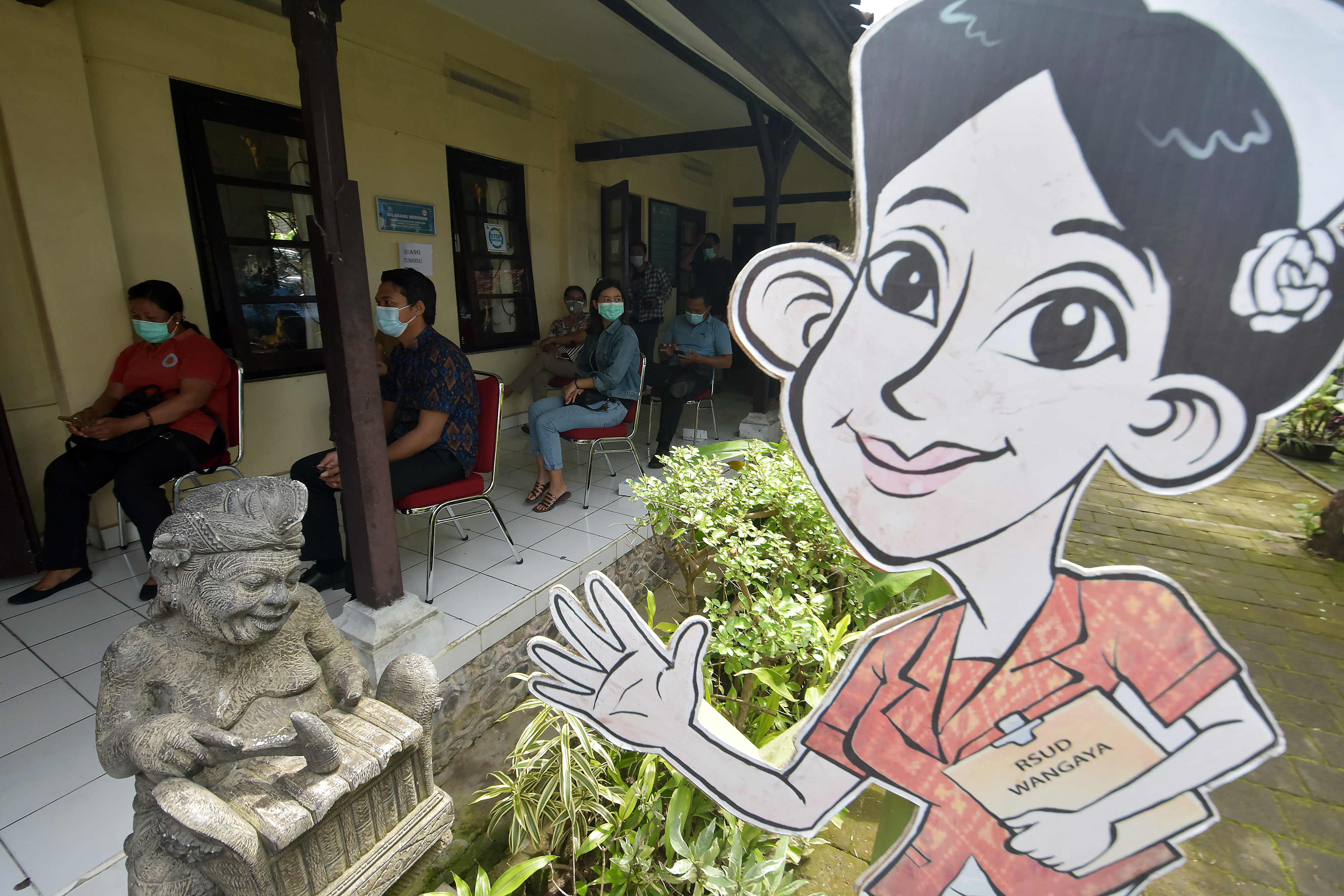 Tenaga kesehatan menunggu giliran saat vaksinasi tahap pertama dosis kedua di RSUD Wangaya, Denpasar, Bali