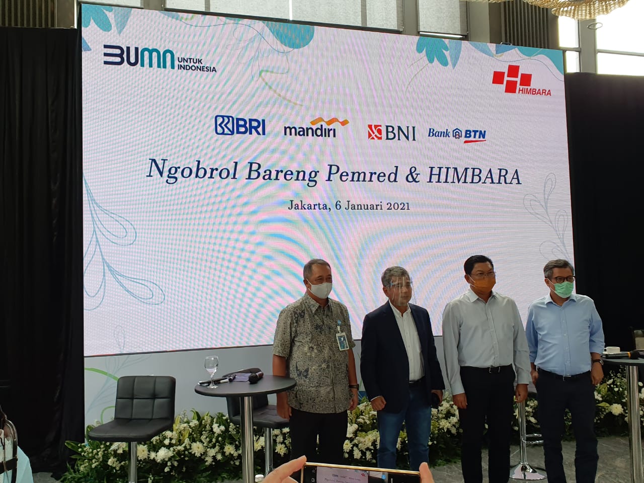 Ketua Himpunan Bank Milik Negara Sunarso (kedua dari kiri) bersama pimpinan bank milik negara