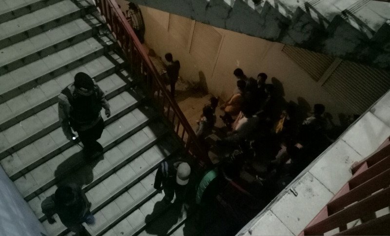 Ratusan warga yang nekat naik ke Jembatan Ampera saat malam pergantian tahun 2020-2021 dibubarkan paksa kepolisian, Kamis (31/12)