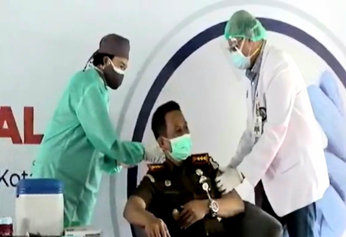 Tangkapan layar video Diskominfo Kota Batu, Kepala Kejaksaan Negeri Kota Batu Supriyanto divaksinasi covid-19 di Pendapa Kota Batu.  