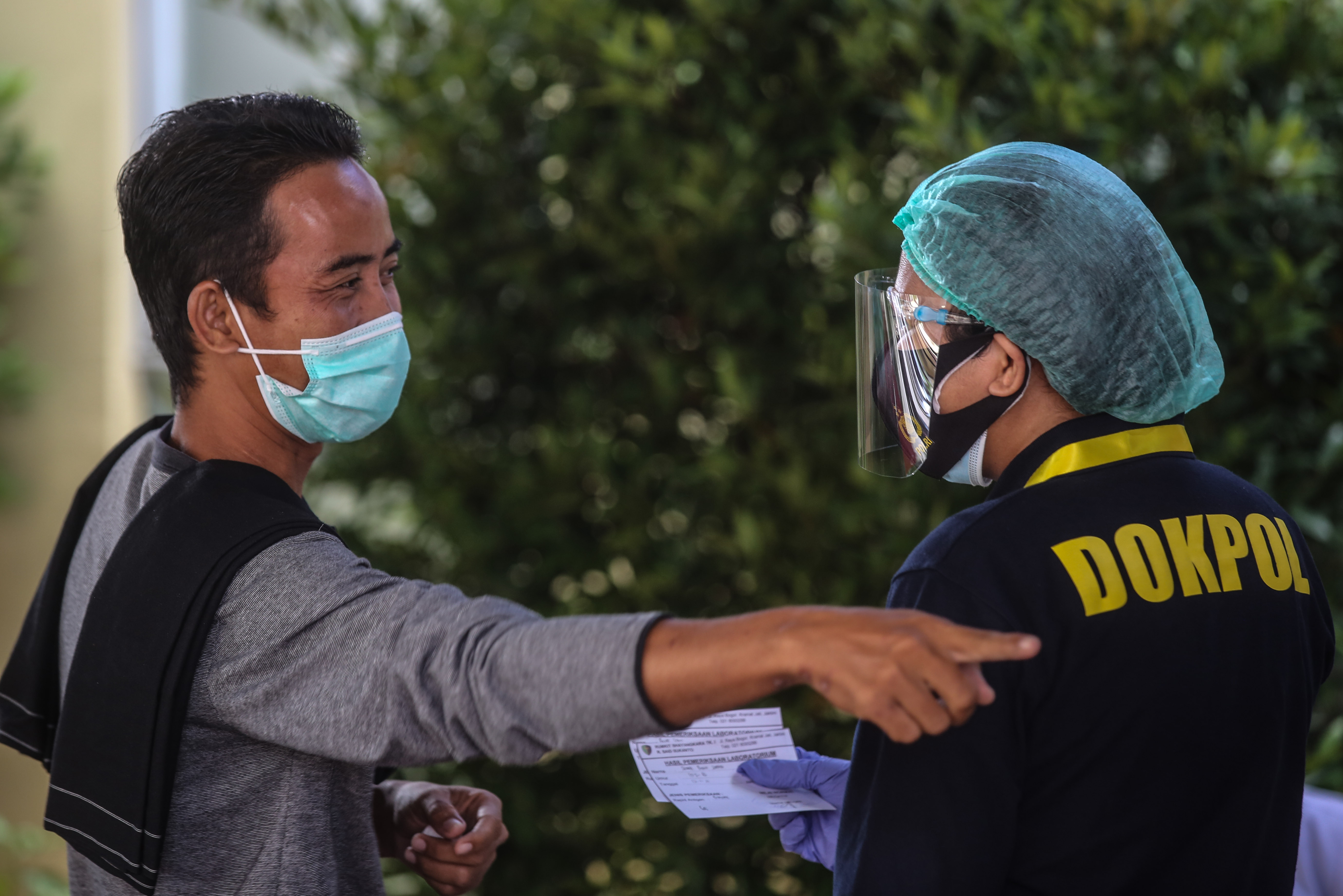 Keluarga korban Sriwijaya Air SJ 182 mendatangi posko ante mortem DVI di RS Polri Kramat Jati, Jakarta, Selasa (12/1).