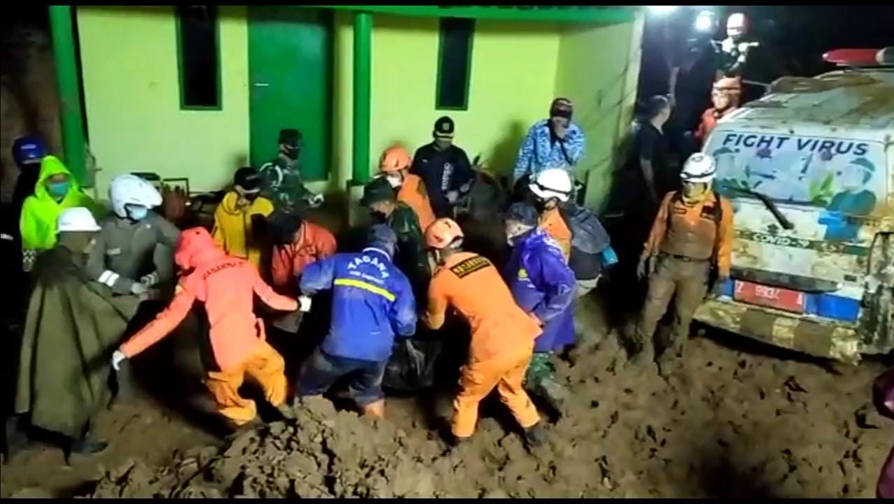Petugas mencari korban longsor di Sumedang.