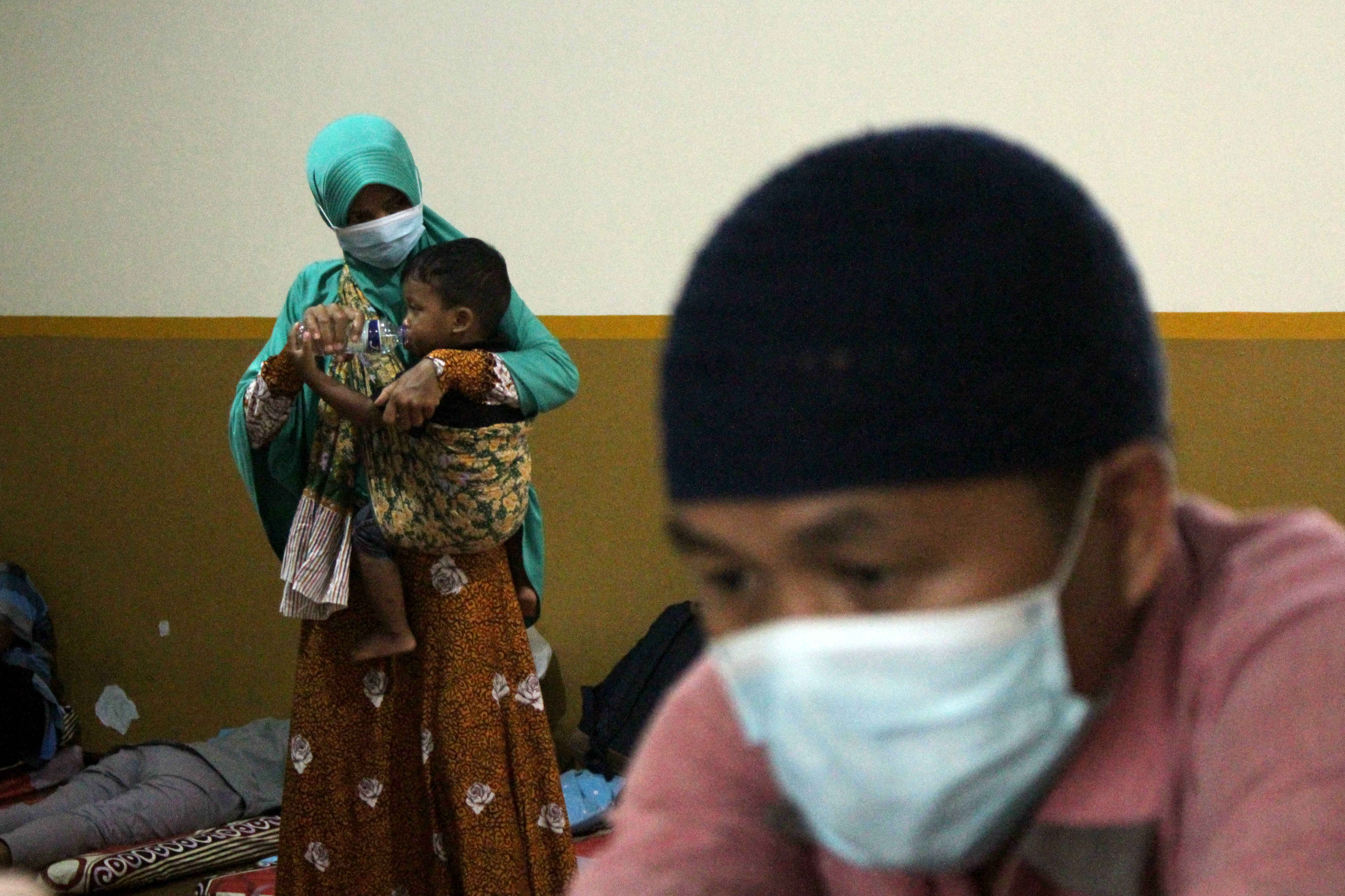 Pengungsi korban gempa bumi Sulawesi Barat bersama anaknya di UPT Inang Matutu, Makassar, Sulawesi Selatan, Rabu (20/1).