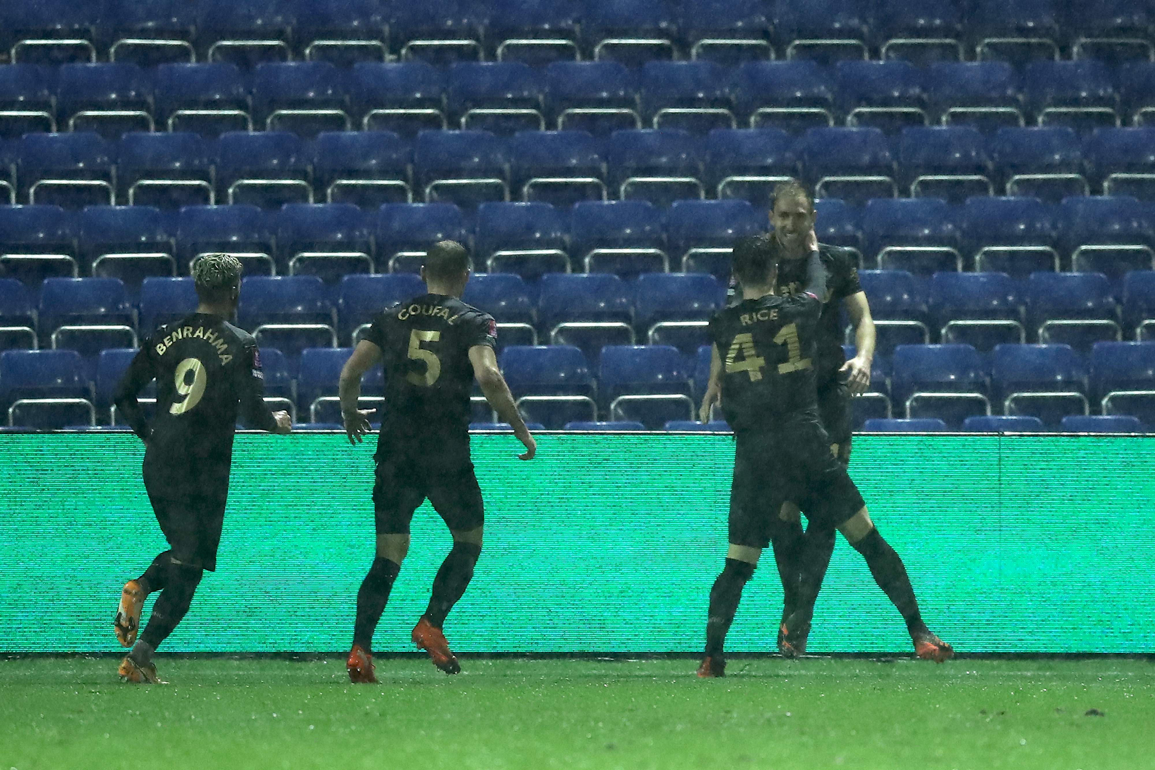 Para pemain West Ham United melakukan selebrasi usai mencetak gol ke gawang Stockoprt County di laga Piala FA.