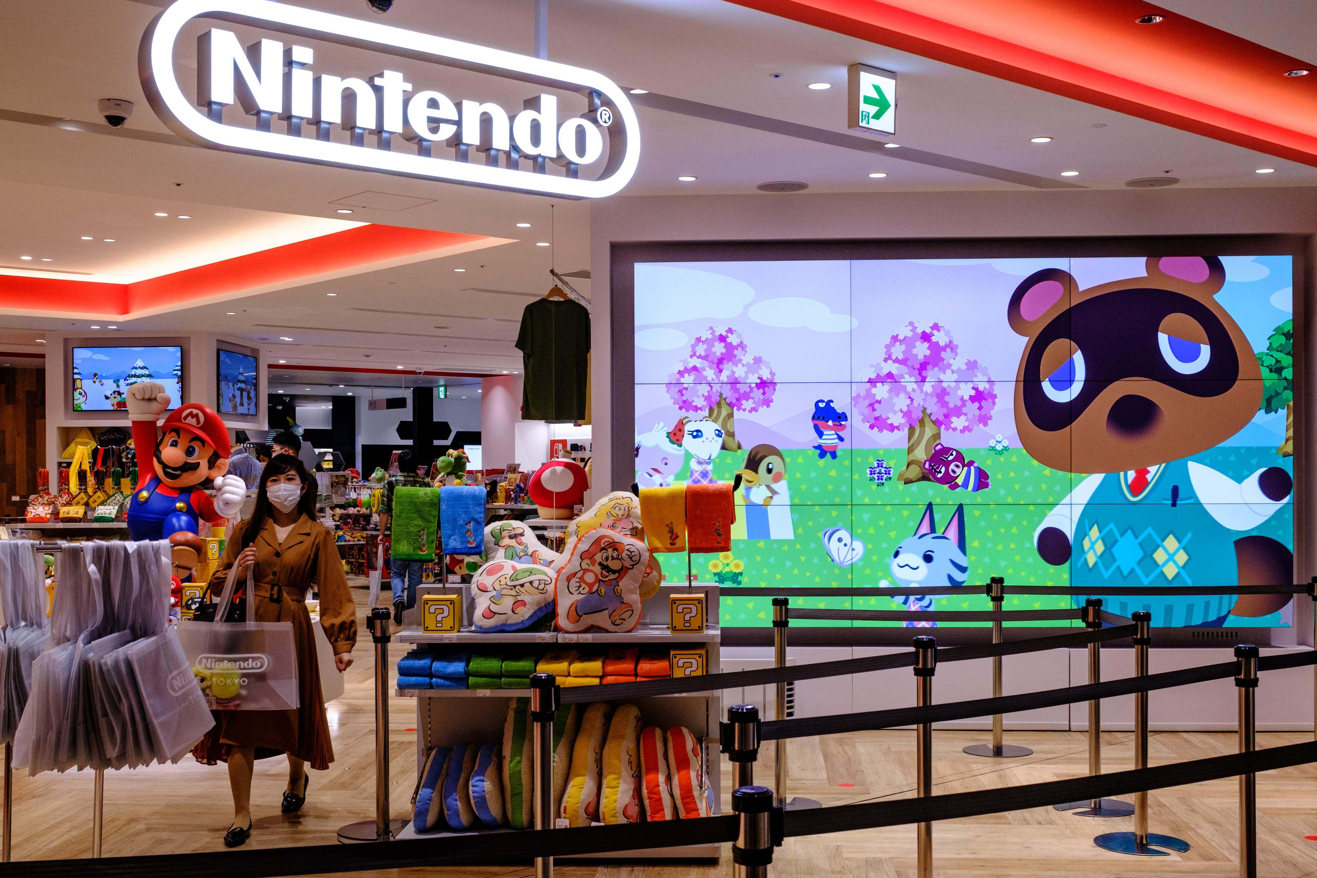 Karakter dari video game seri Animal Crossing di toko Nintendo di Tokyo.