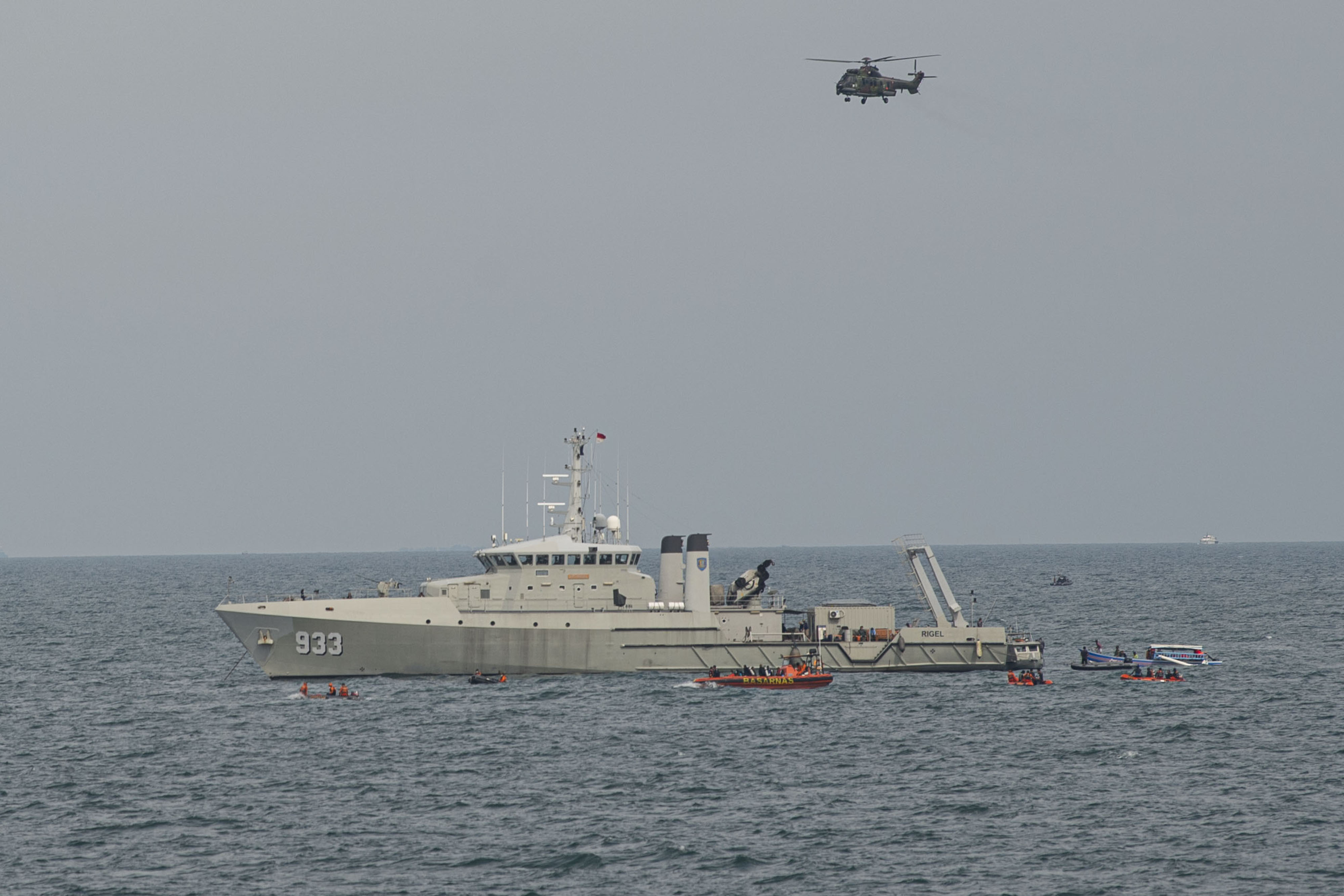 Pencarian korban pesawat Sriwijaya Air tujuan Pontianak yang jatuh di Kepulauan Seribu, Jakarta.