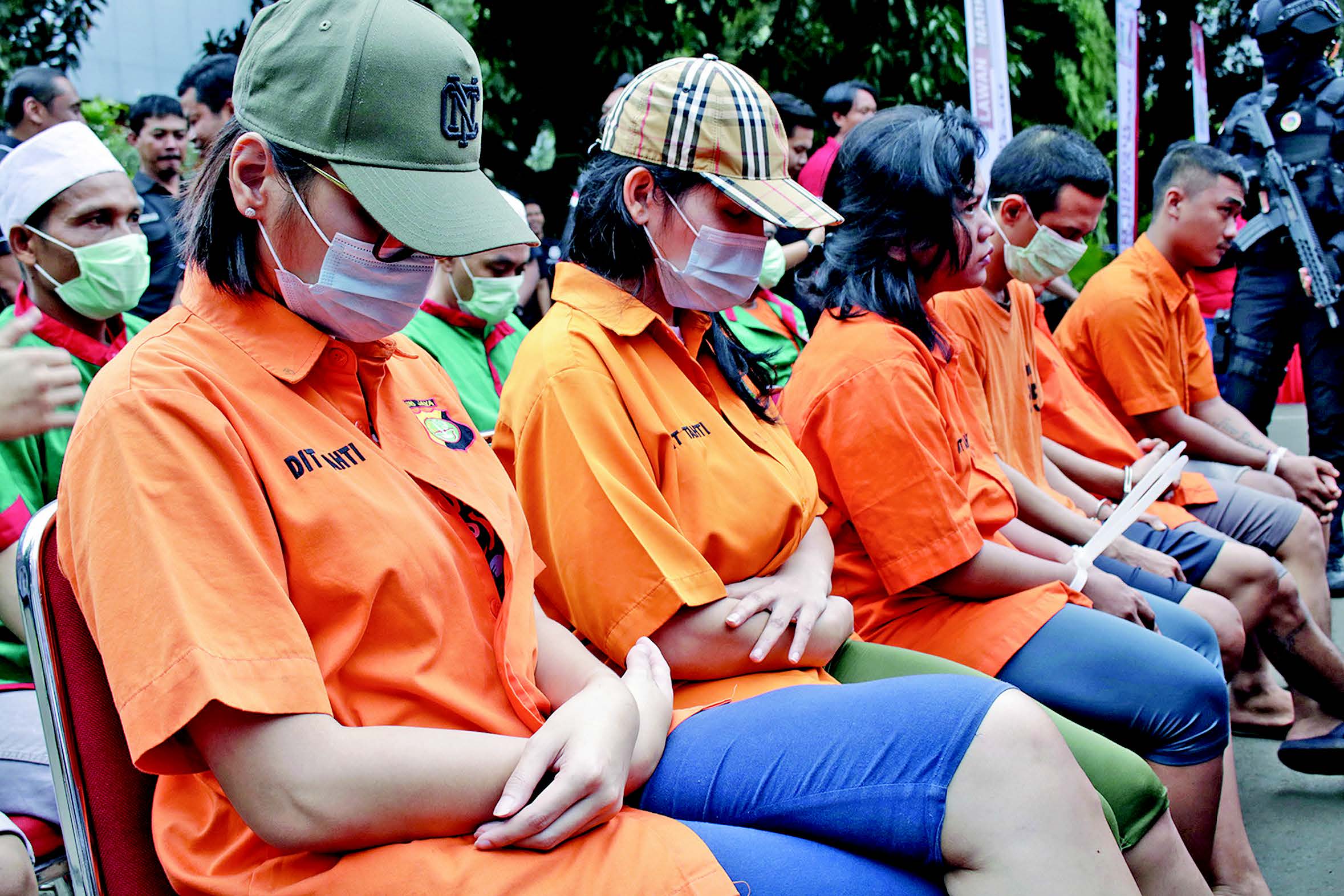 Lucinta Luna (kiri) dan tersangka lainnya hadirkan saat pemusnahan narkoba di Polda Metro Jaya, Jakarta