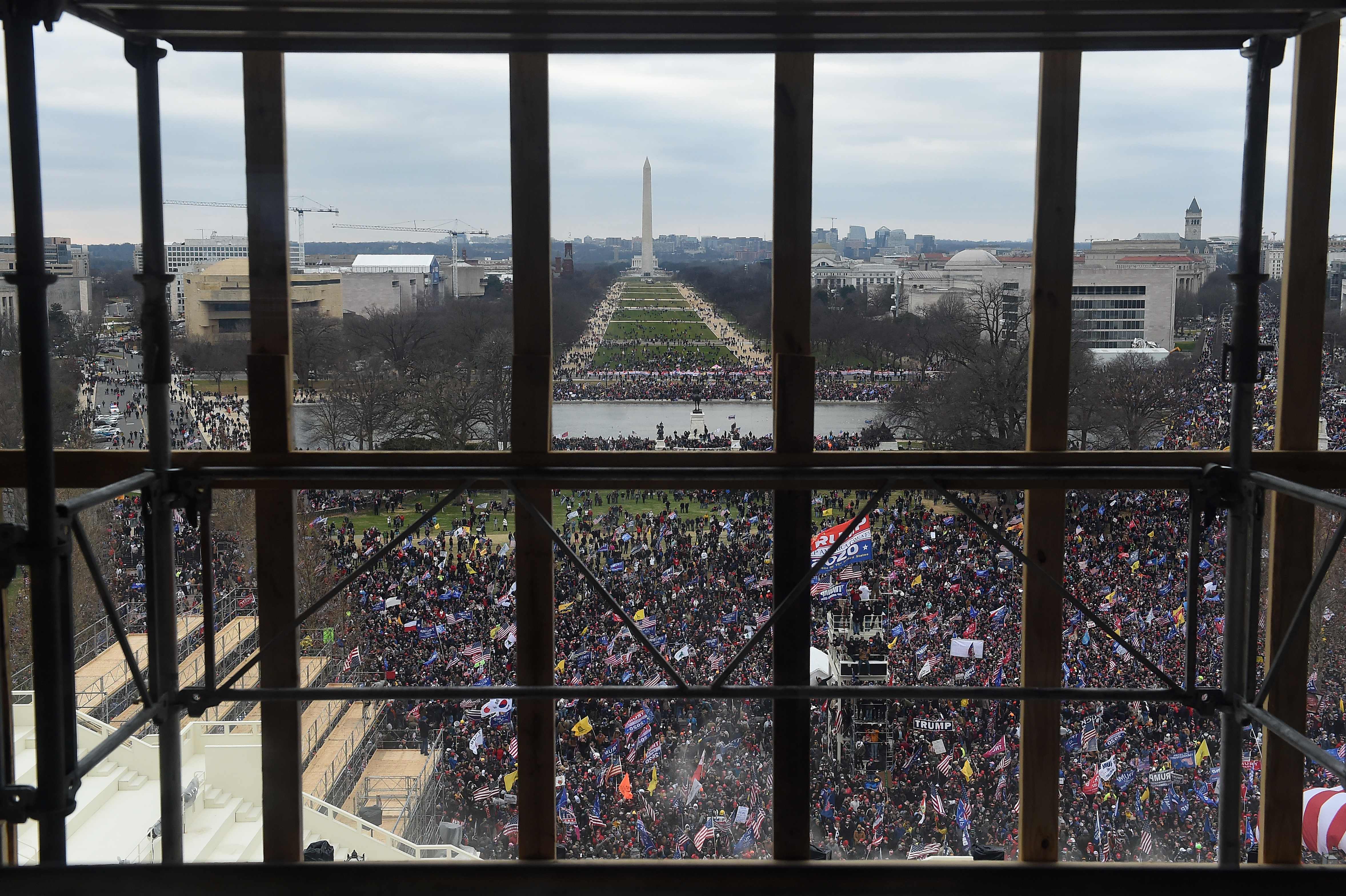 Massa unjuk rasa di depan gedung Capitol, Washington, DC