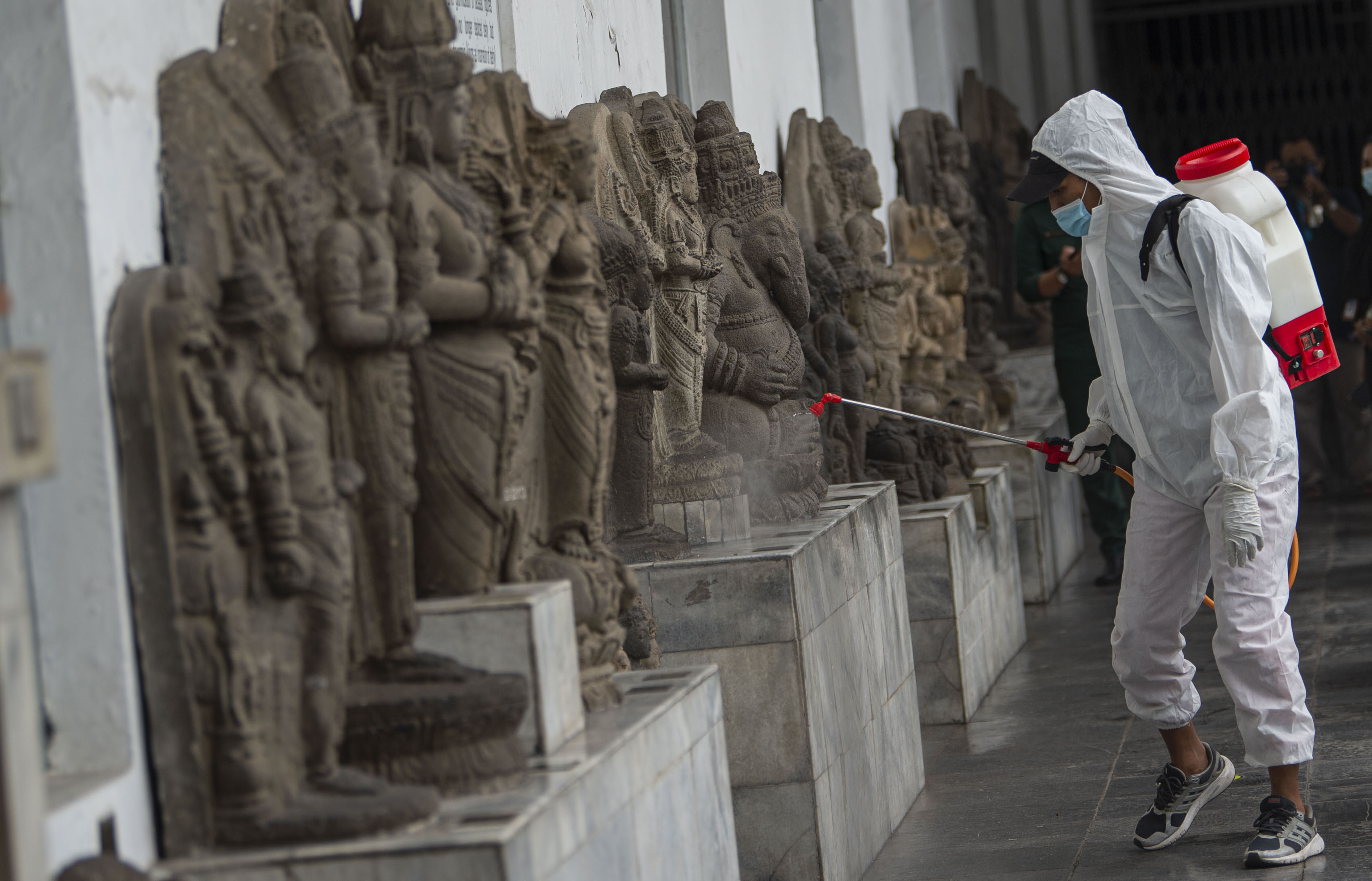 Petugas Palang Merah Indonesia (PMI) menyemprotkan cairan disinfektan di Museum Nasional, Jakarta, Sabtu (5/12/2020). 