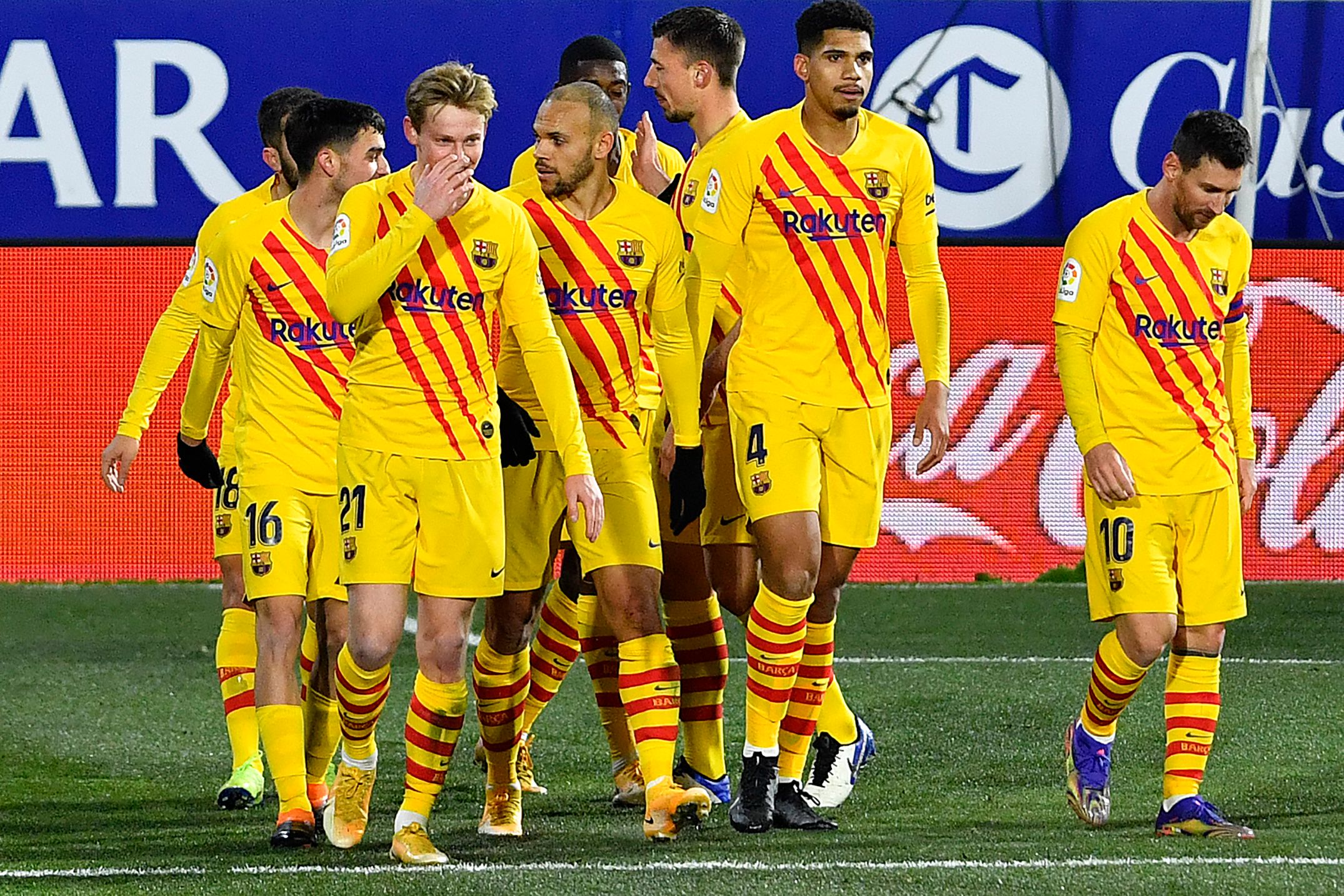 Para pemain Barcelona melakukan selebrasi usai mencetak gol ke gawang Huesca di laga La Liga.