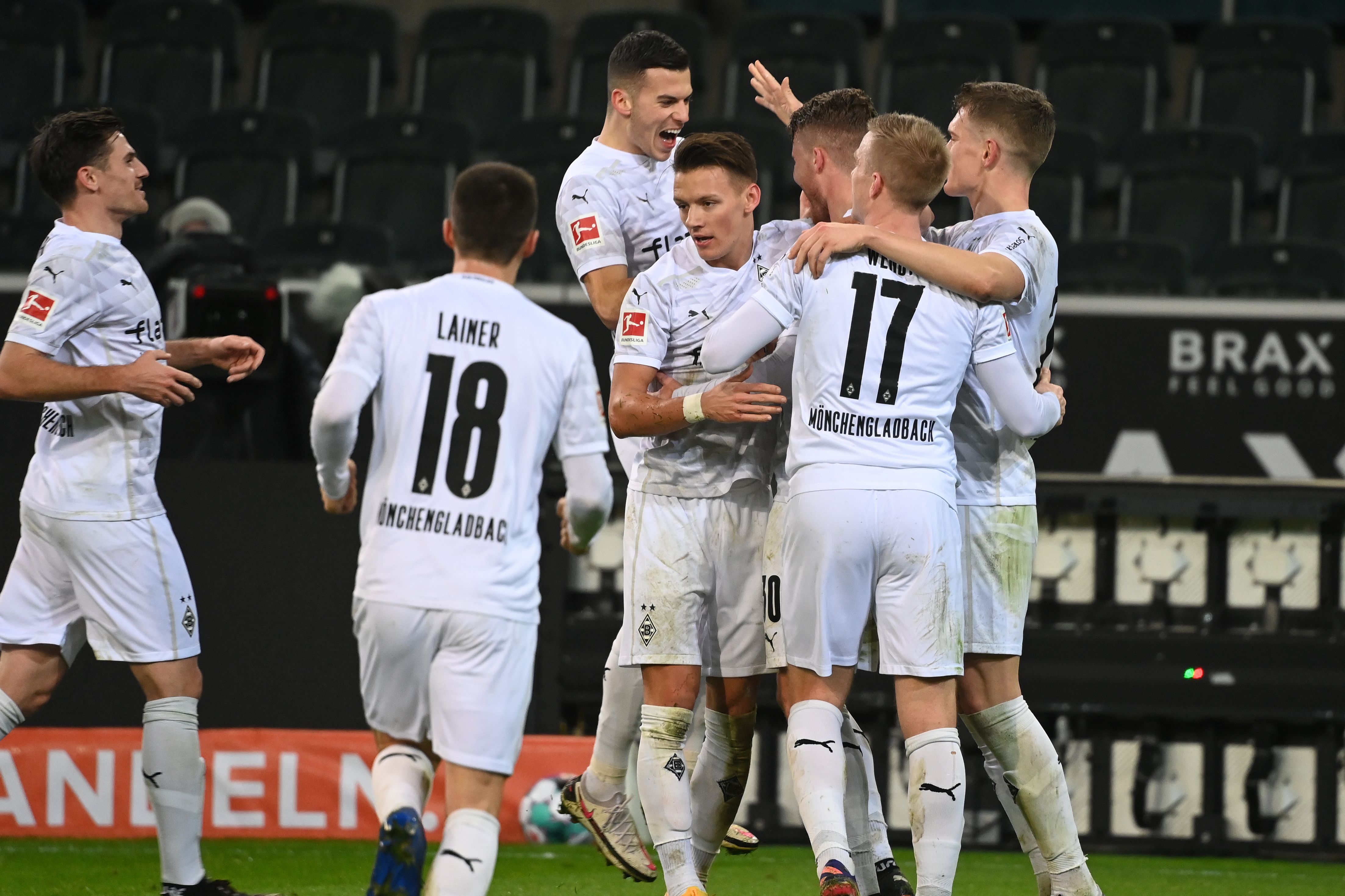 Pemain Borussia Moenchengladbach melakukan selebrasi usai mencetak gol ke gawang Werder Bremen di laga Bundesliga.