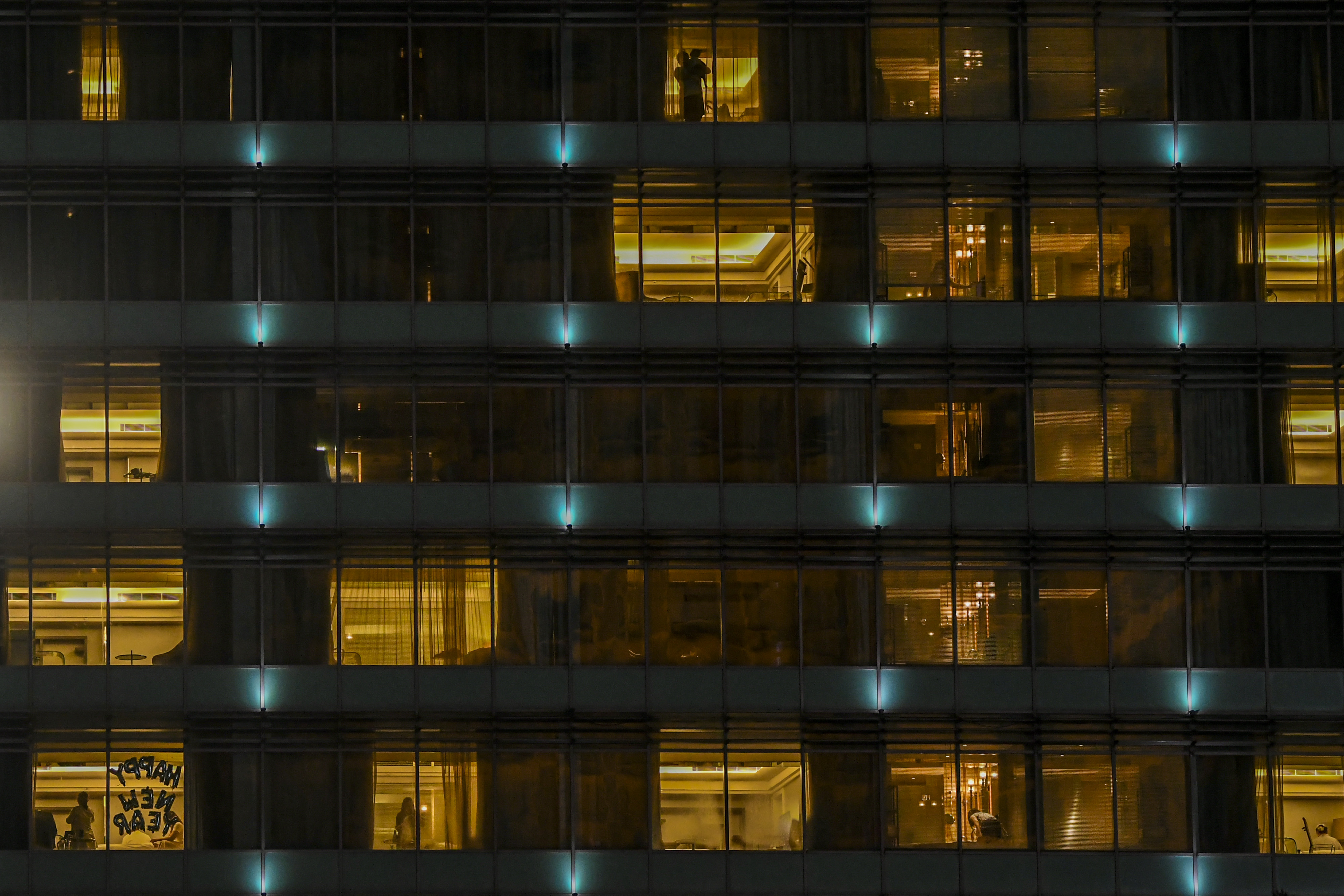 Warga beraktivitas saat berlibur di Hotel Indonesia Kempinski, Jakarta, Kamis (31/12/2020). 