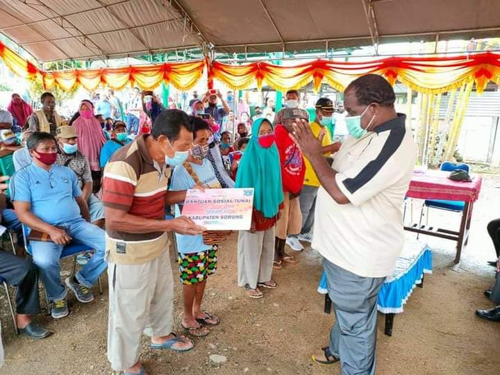 Buopati Sorong Johny Kamuru membagikan bansos tunai kepada warga, Jumat (22/1/2021).