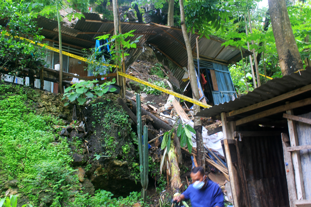  Musibah tanah longsor terjadi di RT 16 RW 04, Kelurahan Tuak Daun Merah (TDM), Kota Kupang, Nusa Tenggara Timur, Senin (25/1)