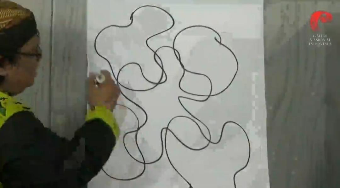 Kak Kempho sedang mengajari anak-anak menggambar