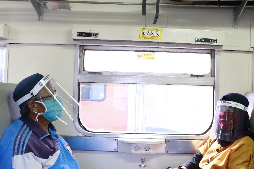 Perjalanan dengan kereta api.