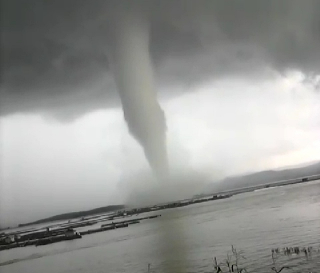 Angin puting beliung atau cleret tahun muncul dan ngamuk diperaian Waduk Gajah Mungkur, Rabu sore (20/1/2021)