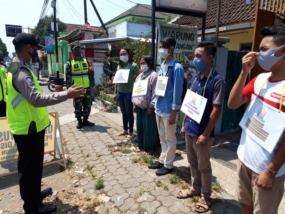Petugas kepolisian memberikan sanksi tegas kepada warga yang melanggar protokol kesehatan.