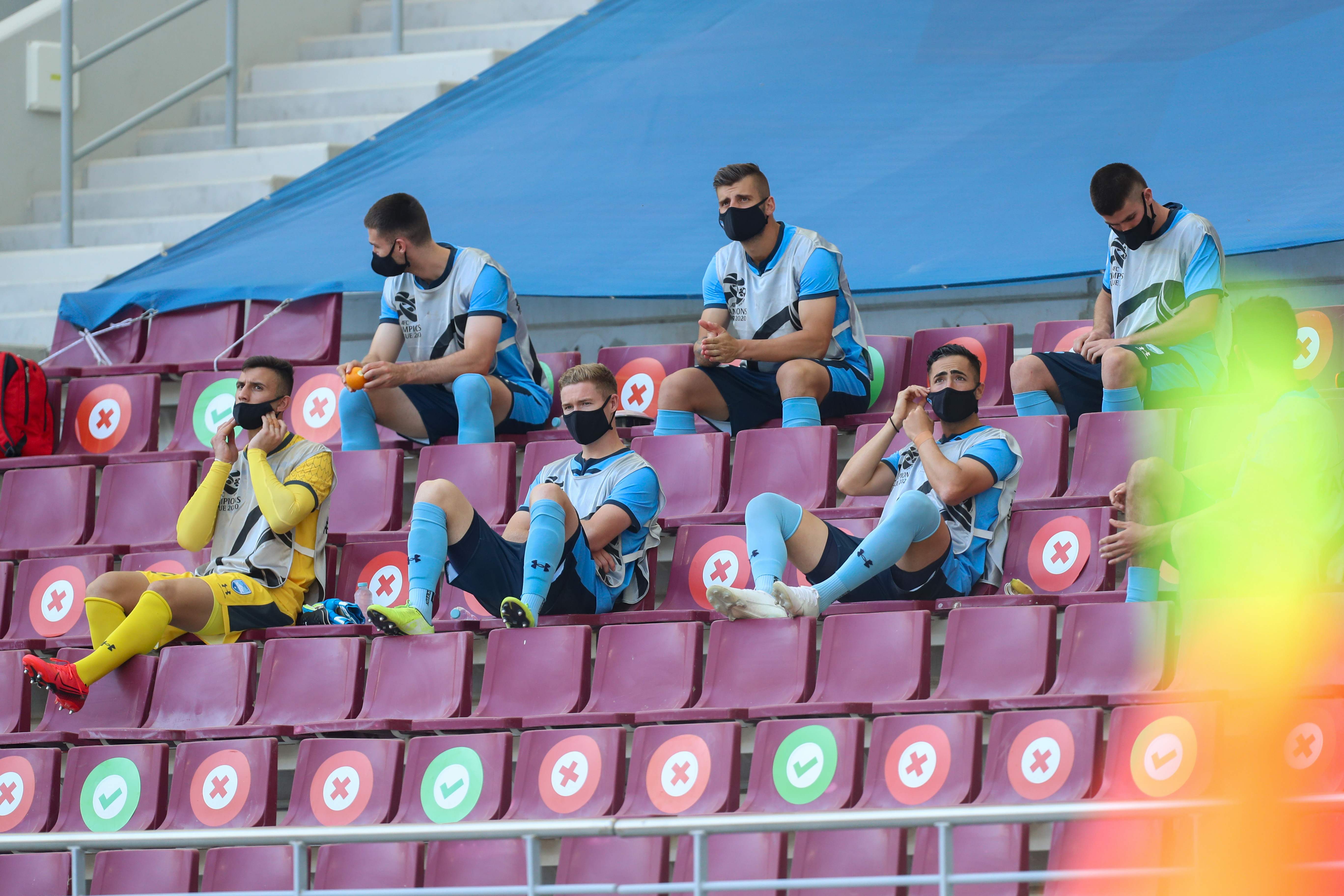 Sejumlah pemain cadangan di bangku penonton dalam laga AFC Champions League di Sydney, Australia.