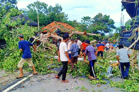 Puluhan Rumah di Tasikmalaya Tersapu Angin Kencang