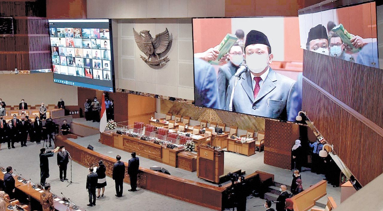 Anggota DPR dari Fraksi Partai Gerindra Bimantoro Wiyono mengucap sumpah jabatan saat mengikuti pelantikan pengganti antarwaktu (PAW).