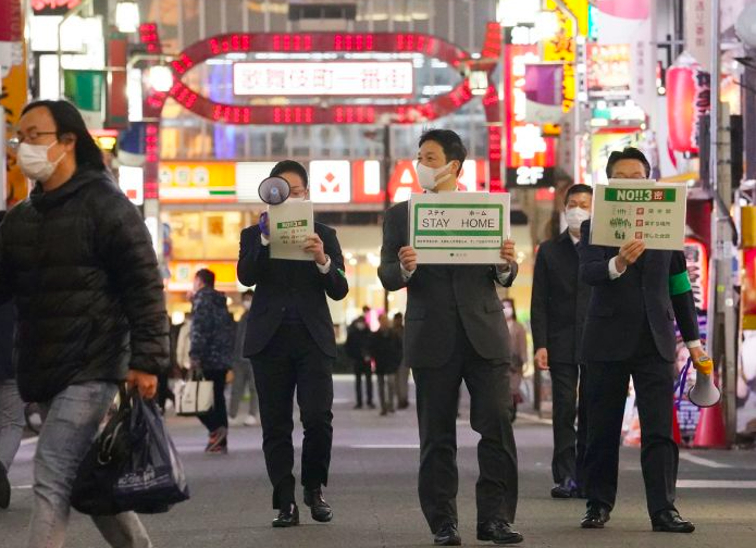 Petugas menyuarakan peringatan kepada warga Jepang untuk mewaspadai pandemi covid-19. 