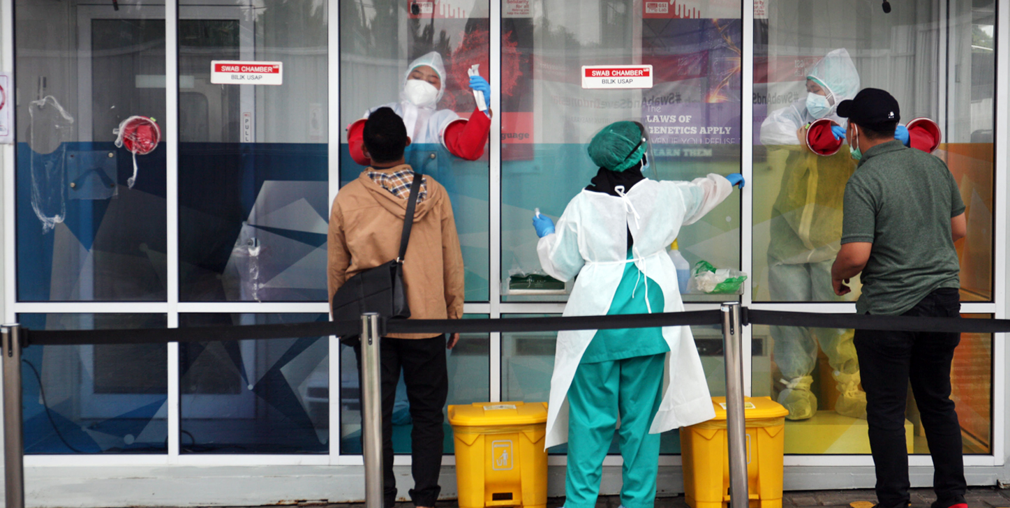 Warga menjalani tes usap atau swab test di Genomik Solidaritas Indonesia Laboratorium, Jakarta.