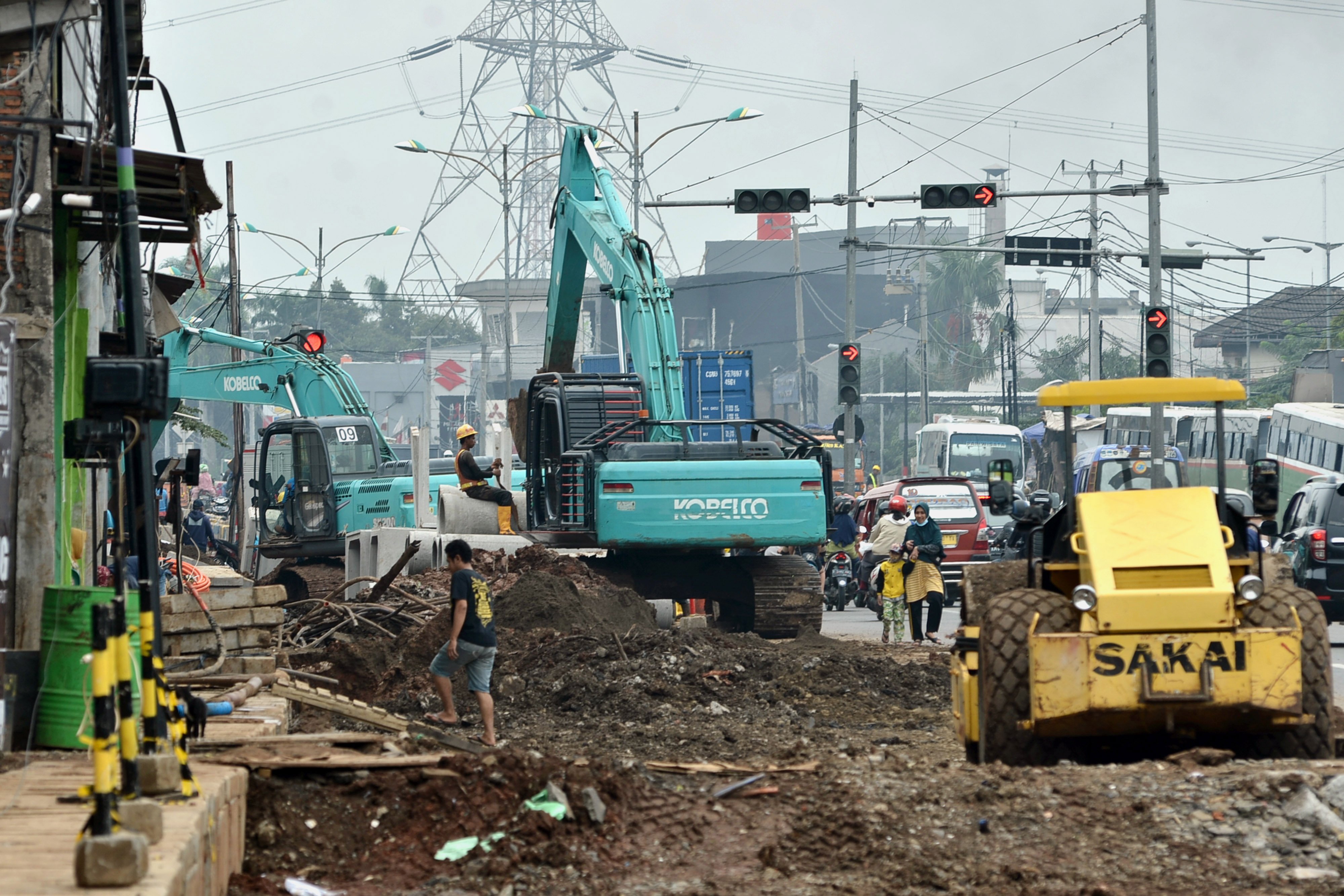 Pekerja menyelesaikan proyek pembangunan terowongan (underpass) simpang Bulak Kapal di Bekasi, Jawa Barat, Minggu (17/1).