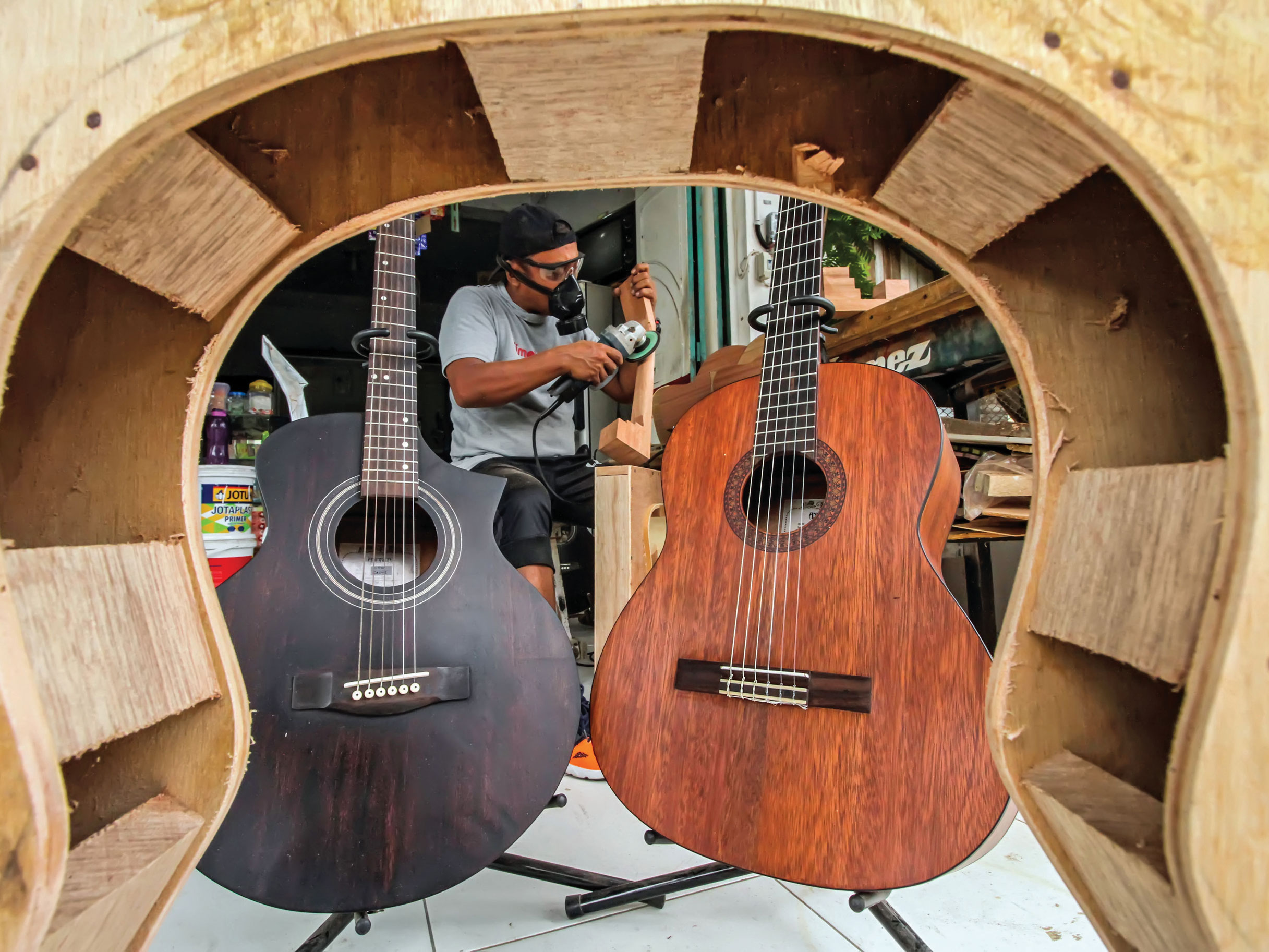PEMERINTAH DUKUNG UMKM: Pelaku UMKM memproduksi gitar di Desa Meunasah Mesjid, Lhokseumawe, Aceh, Jumat (8/1).