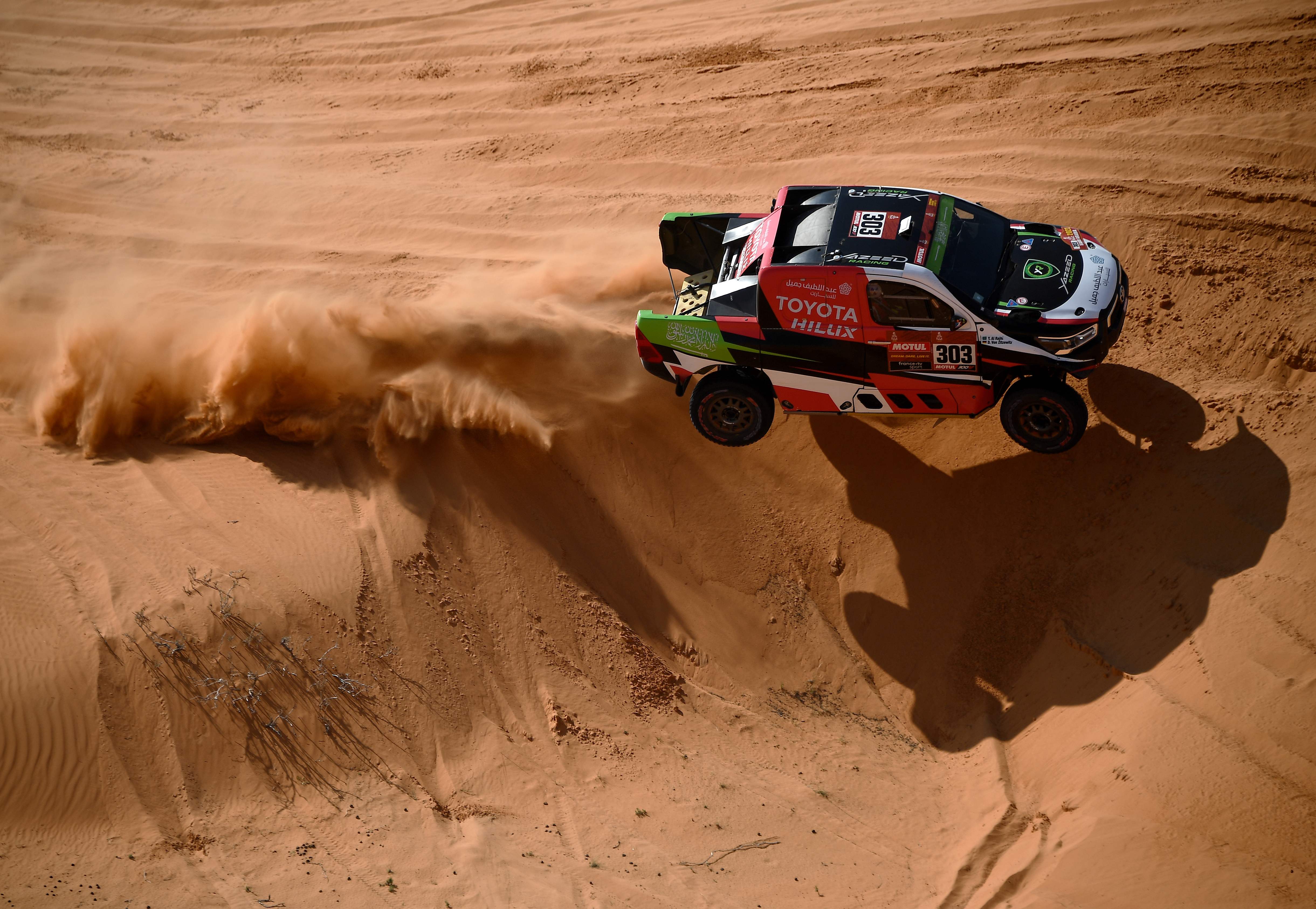 Mobil dikendarai pebalap Yazeed Al Rajhi  dan co-driver Dirk Von Zitzewitz melintasi gurun pasir. Al Rajhi memenangi etape 7.